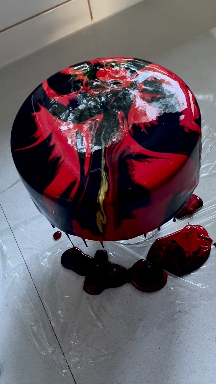 👻HALLOWEEN THEMED ENTREMETS!!! Order yours now on www.prettylittlelayerstoronto.ca (link in bio)