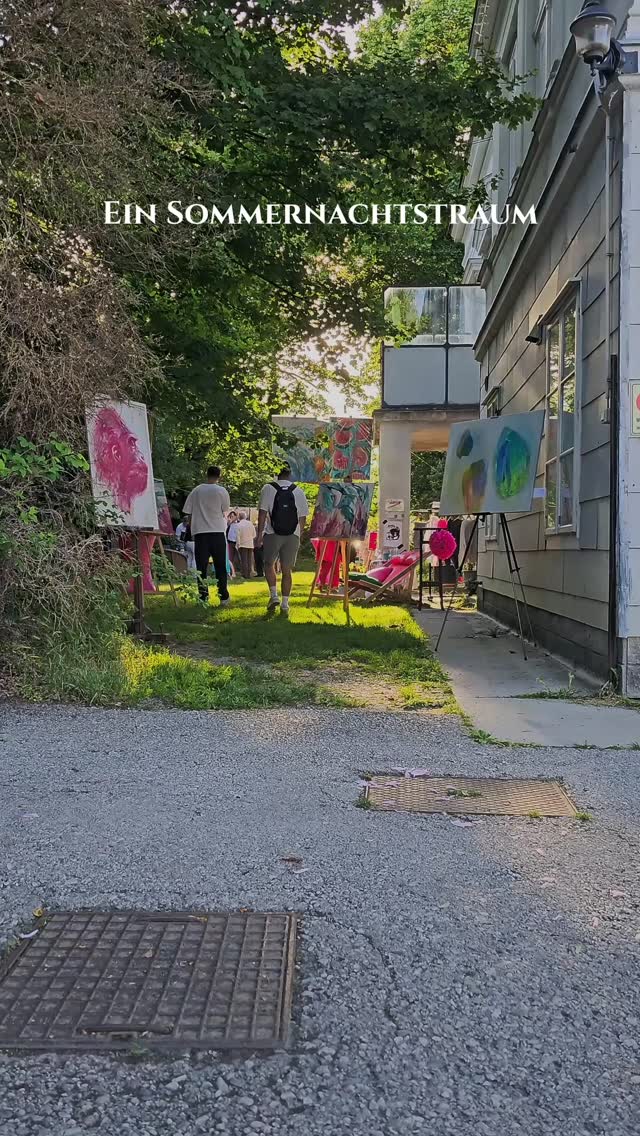 Mehr Eindrücke meiner "Open Air" Vernissage...
#malsalon #bezirkmoedling #vernissage #pleinair #fashiontextiledesign #fashiondesign