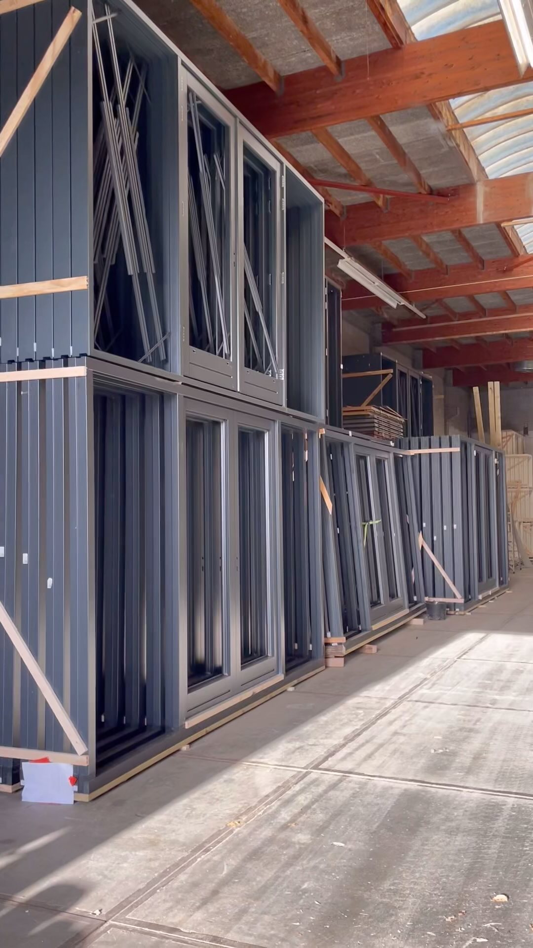 OP VOORRAAD: Antraciete dubbele deuren met zijlichten! 🌟 Van stijlvolle entrees tot eigentijdse woonruimtes, voegen deze deuren een vleugje klasse toe aan elk interieur.
Wist je dat we deze kozijnen in verschillende maten op voorraad hebben? De zijlichten zijn aanpasbaar, dus er zit altijd wel iets tussen wat bij jouw verbouwing past.
Laat je inspireren door de tijdloze charme van antraciet, een kleur die moeiteloos elegantie en moderniteit combineert. 🖤
Neem contact met ons op voor meer informatie of bekijk onze website voor het complete aanbod.
#AntracieteDeuren #DubbeleDeuren #Zijlichten #InterieurInspo #VoorraadBeschikbaar #ElegantieInHuis #wooninspiratie #wonen #verbouwendoejezo #verbouwen #bouwen