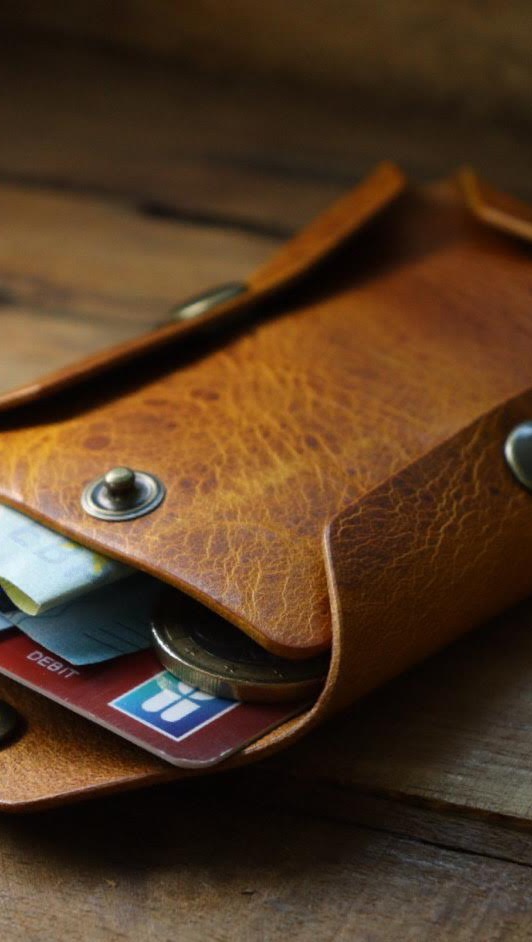 After cutting out each piece by hand, beveling and burnishing each edge, I am installing the buttons to this minimalist wallet that seems so simple yet so comfortable and practical in use.
The LIGHTHOUSE wallet.
Available at www.nemoleathergoods.com
#minimaliststyle #minimalistdesign #minimalistwallet #minimalistcardholder #stitchlesswallet #ruggedstyle #cardholderleather #badalassicarlo #fabriquéenfrance #portefeuillepersonnalisé #madeinfrance #madeinstrasbourg