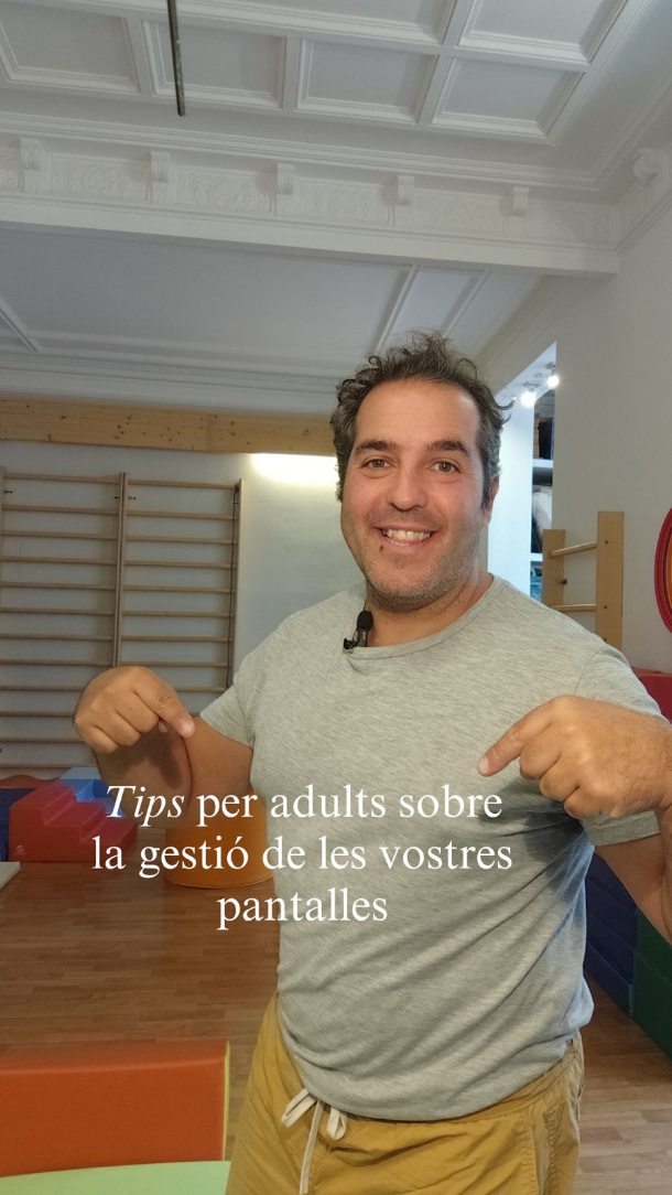 Tips pels adults sobre la gestió de les pantalles a casa.
Sabeu la influència negativa de les pantalles en els infants. A vegades és difícil gestionar les nostres pantalles. Es per això que us passem unes recomanacions per poder minimitzar l'impacte dels mòbils a l'entorn familiar:
👀📵 No utilitzeu les pantalles davant dels infants.
🔕Apagueu les notificacions sonores.
🛌🏼Per un bon descans vostre deixeu-les a la nit carregant en un altra habitació.
Us escoltem per altres recomanacions!