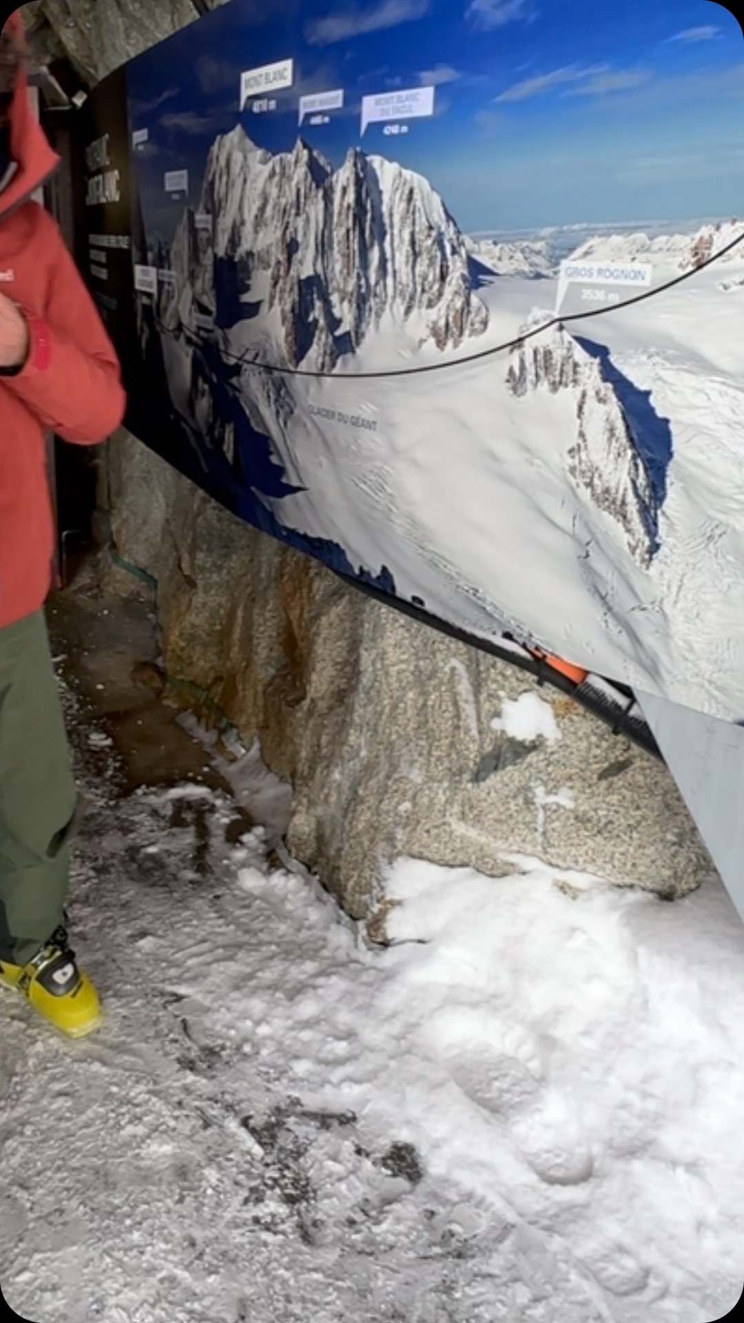 12.02.25 with @al.super.tramp on a @monoski.snowgunz guiding KUBA at the beautiful one….
#snowboarding #snowboard #snow #board #chamonix #powder #valleeblanche