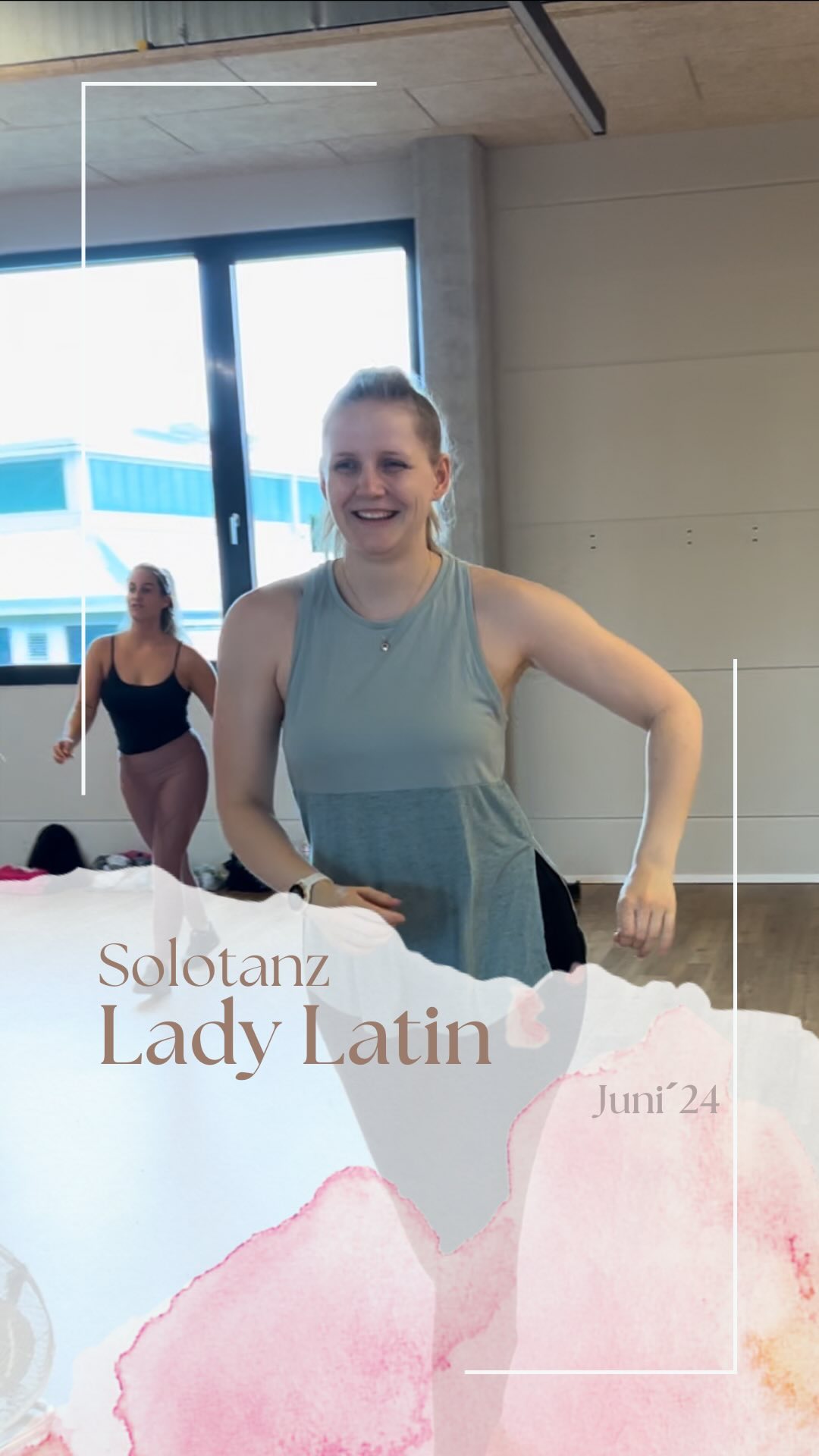Solotanz Lady Latin Juni'24 | throwback✨
____________________________________________________
So gerne erinnere ich mich an die ersten beiden Stunden Solo Latin - kein Wunder, bei so vielen strahlenden Gesichtern✨🥰🤩
Mit einem Mix aus Salsa, Bachata und Rumba haben die Mädels ordentlich die Hütte eingeheizt. 💃
Tanzen macht natürlich auch ohne Partner/in viel Spaß. Zusätzliche bringt es den Kreislauf in Schwung und trainiert das Köpfchen 🤯
DANKE für diese tolle Stunden. Und ich freue mich ganz besonders, wenn wir hier in eine zweite und dann auch längere Tanzrunde starten.
#solotanz #tanzen #göppingen #eislingen #solosalsa #tanzenineislingen