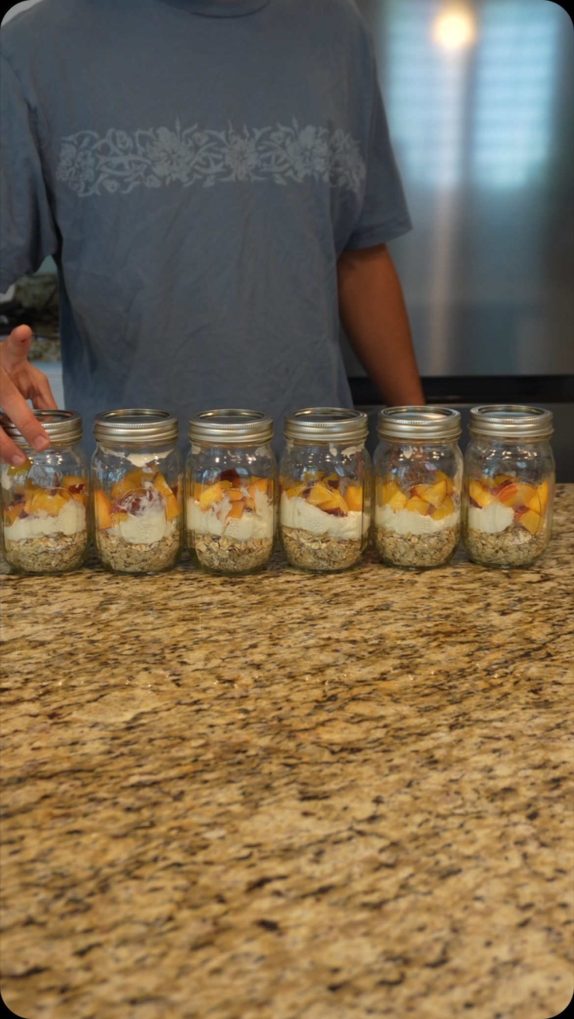 It’s peach season! That means there is no better time for some peaches n’ cream overnight oats meal prep!
So easy all you need is:
-Oats
-Greek yogurt
-Fresh peaches
-Vanilla protein powder
-Almond milk
If you want to make it extra sweet you can add sugar free maple syrup on top! Prep for this is so fast and can save you so much time in the morning! Who’s gonna try this while the peaches are in?!!?
#nutrition #mealprep #recipe #healthyfood