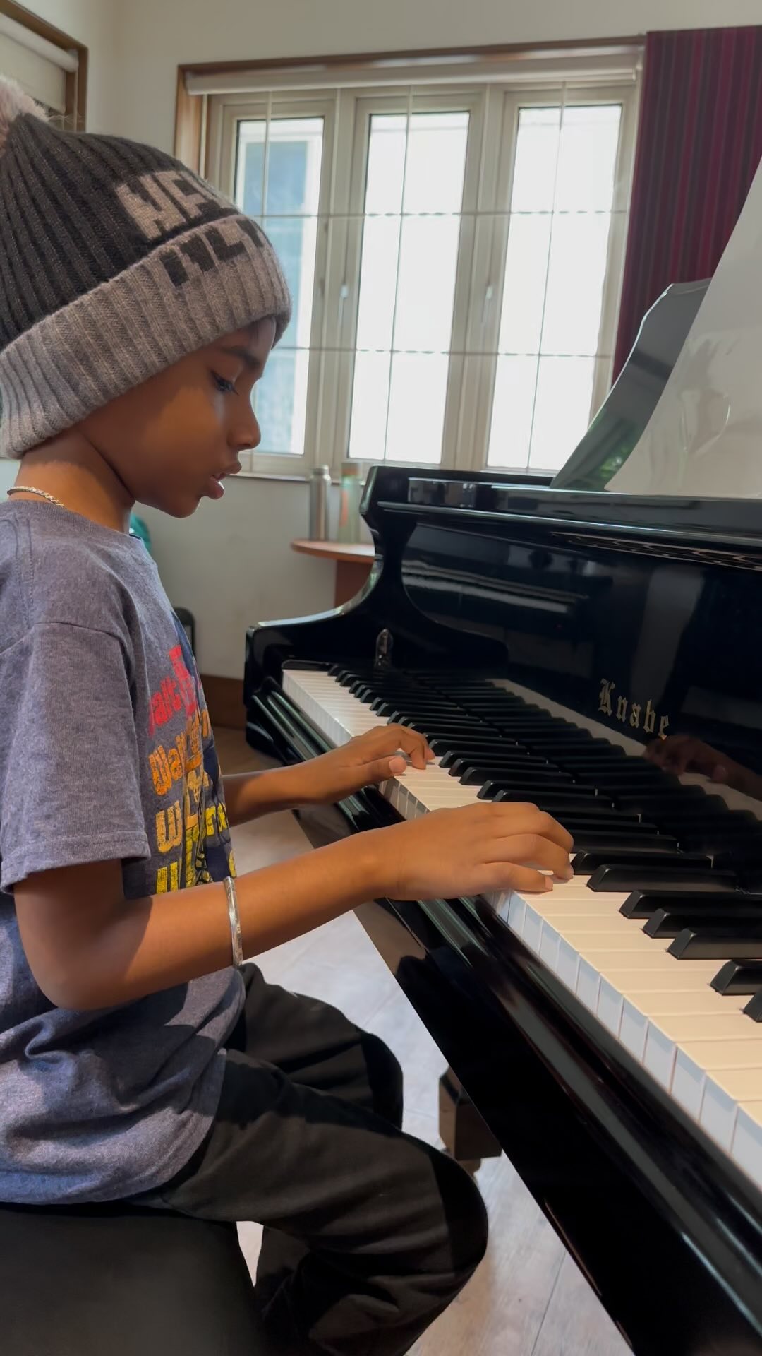 My little student Dikshanth whos just 7 years old pursuing his Grade 1 Piano and here is his practice session of Arioso from Grade 1 TCL ! Its technically a difficult song for this age and still he have brilliantly have understood the connection between left and right!! Thumbs up for this kid 👦 😊
#kidspianovideos #kmmc #tamilpianolessons #chennai #piano #youngtalent #kids