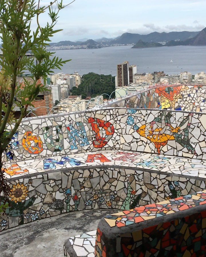 Bob Nadkarni est né à Londres et est venu vivre à Rio de Janeiro à la fin des années 70, alors qu'il travaillait comme correspondant de la BBC. Artiste plasticien et cinéaste, il a installé son atelier au sommet de la favela Tavares Bastos en 1981.
Là, au sommet de la colline, Bob a construit une maison qui a grandi en forme de labyrinthe et, contrairement aux autres bâtiments de la favela, elle présente des arcs sur des murs blancs et des carreaux colorés qui rappellent l'architecture vibrante de Gaudí. L'espace a été nommé The Maze (ou labyrinthe, en anglais).
Depuis, il a transformé le lieu en sa résidence et en salle de concert et maison d'hôtes The Maze. www.lhommederio.fr #riodejaneiro #joiedevivre #amitié #favela #elenao
#lyon #progres #beauté #population #christ #redemption #jeanpaulbelmondo
#beaute #samba #carioca #beaute #carnaval #christ #redemption #corcovado
#enfant #favelas #elephant🐘 #dieux #deus #amour #love #belmondo
#gang @faveladopaulinho #livre #enfance #belmondo #lhommederio.fr
