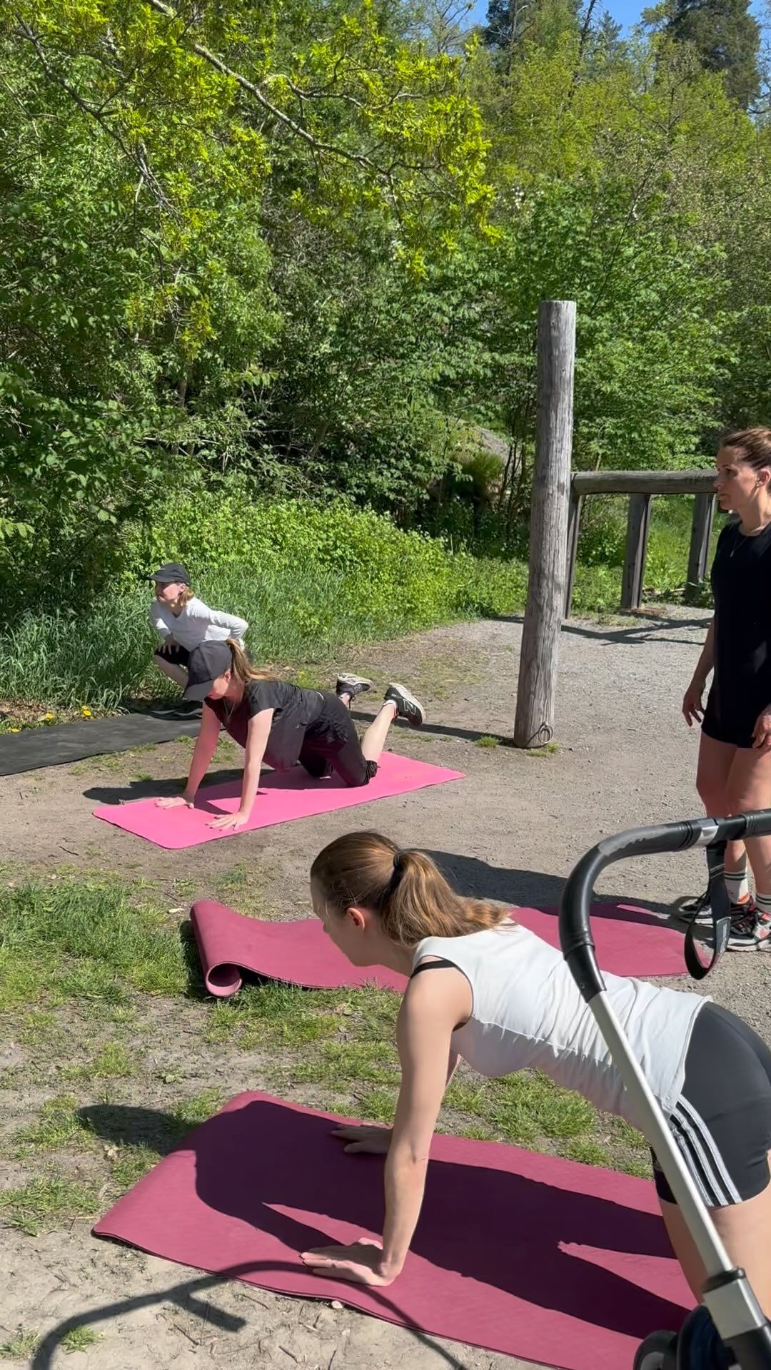 Mammaträning när den är som bäst, ute i sommarvärmen ☀️
Bebisarna ligger i skuggan och mammorna fortsätter bygga styrka från grunden efter 9 månaders graviditet och tiden efter förlossning.
Många jag möter känner inte igen sin kropp och det tar tid att bygga en ny känsla för rörelser och träning. Här startar vi med att lära känna vårt inre stöd som ger stabilitet och som är grunden för alla människor att träna på ett hälsosamt sätt. Det är inte bara att få till träning, det är också hur vi gör den. Vi har också roligt under tiden 💪
#mammaträning #personligträning #mammabarnträning #mammafys #postpartumträning #gravid #födabarn #tränaeftergraviditet #tränaefterförlossning