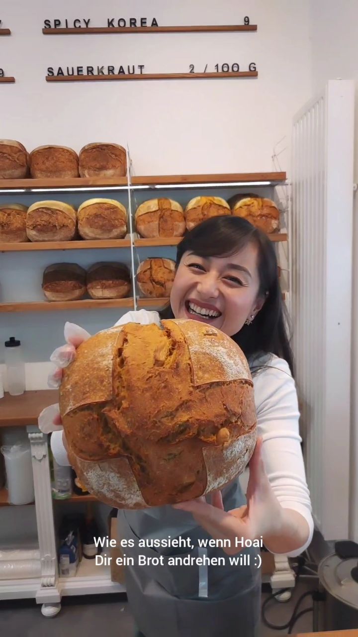 Es ist Sommer ☀️ UND Wochenende! ☕ Was gibt es schöneres? 🥳 Wir freuen uns auf Euch 😃
#sauerteig
#sauerteigbrot
#sourdough
#berlinerbrot
#brotbacken
#brotbackenmachtglücklich
#berlinfood
#berlinfoodie
#berlinfoodguide