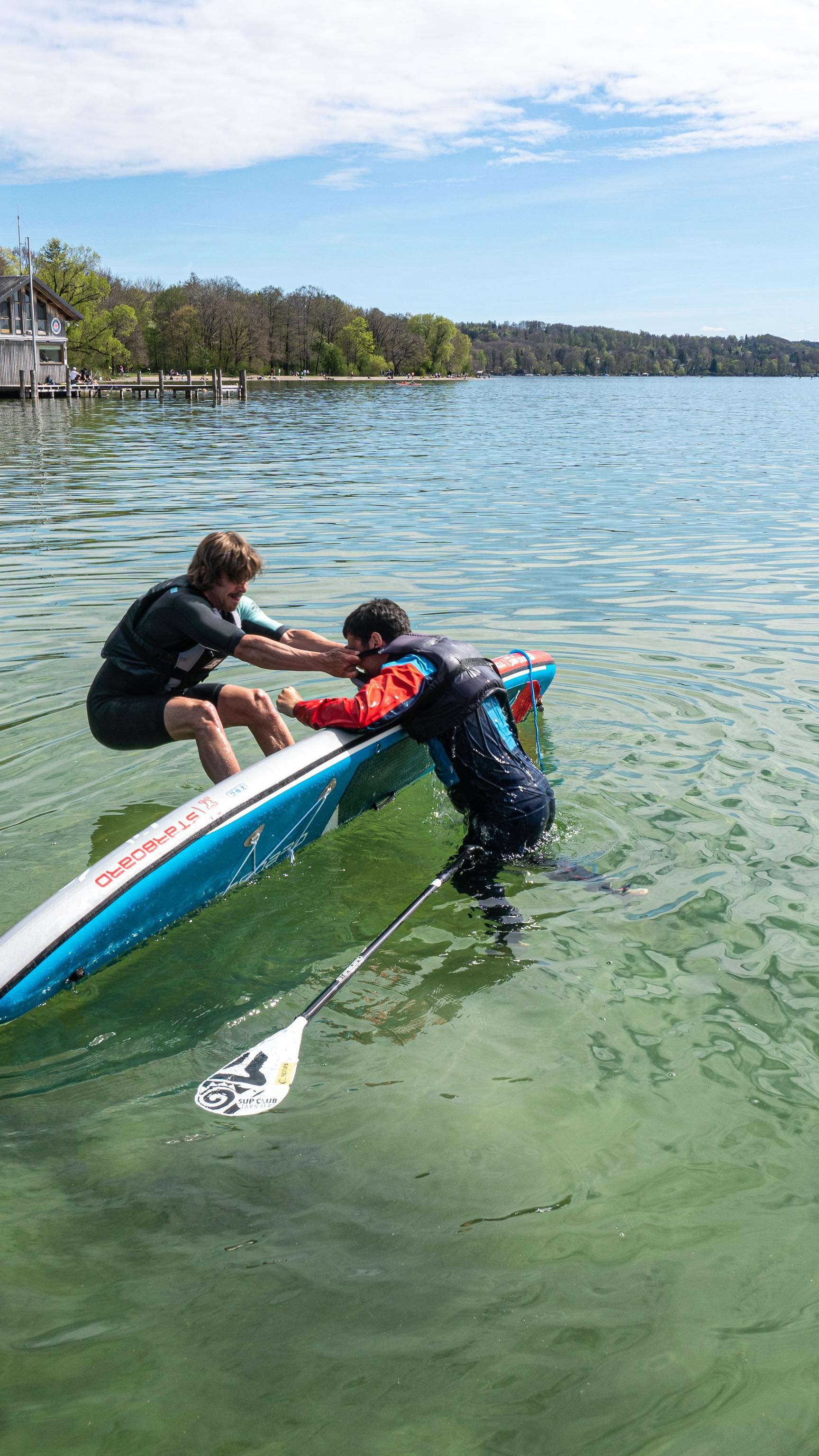 Ein Tag voller Information zu Verhalten, Sicherheit, Regeln, Bekleidung und Praxisübungen zu Rettungstechniken – das ist unser #SUPSafetyDay am Samstag, 8 Juli! @thomas_pfannkuch und @janina_love_surfing führen durch das Programm:
- 13:00 - 13:45 Uhr: SUP Safety in der Praxis - Schulung zu Sicherheit, Tourenplanung, Bekleidung und weiteren wichtigen Themen rund um SUP
- 13:45 - 14:30 Uhr: Erste-Hilfe-Basics mit Fokus auf Verletzungen beim Wassersport
- 14:30 - 15:00 Uhr: Praktische Rettungsübungen wie Rescue Flip, Abschleppen etc. auf dem Wasser
Die Teilnahme ist kostenfrei - wir erbitten aber eine Spende, die wir der Wasserwacht Übersee zukommen lassen werden
Alle Paddler sind herzlich eingeladen, an unserem umfangreichen Informationsprogramm in Theorie und Praxis teilzunehmen!
#sup #standuppaddling #stehpaddeln #paddleboarding #sicherheit #SUPsafety #wassersport #chiemsee #prien #prienamchiemsee @schraml_bootsverleihl @prien_am_chiemsee @chiemseealpenland @chiemseechiemgau