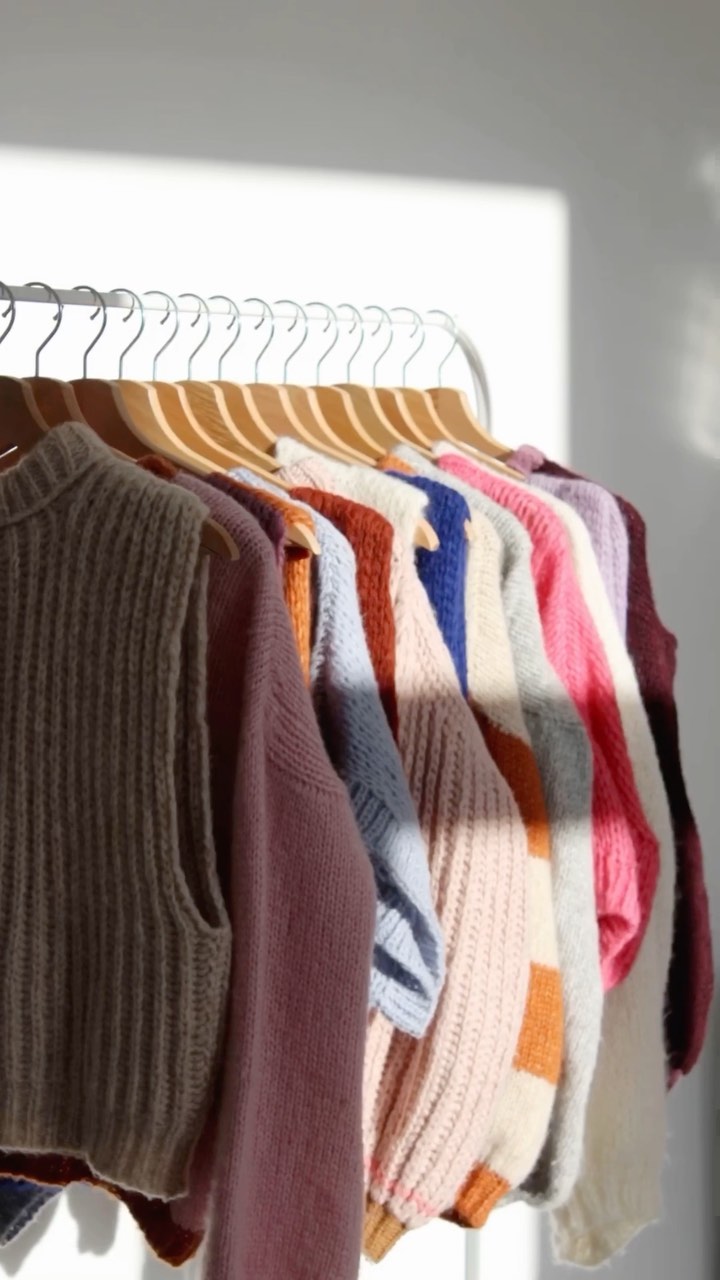 🟣🟧💙⚪️🟩🤎🟡
#knittersofinstagram #knitwear
#knitweardesign #knitwearfashion #knittersofinstagram #knittersgonnaknit #knitwearcollection #fahionknits #sustainablefashion #sustainableknitwear #ikkoopbelgisch #slowfashion