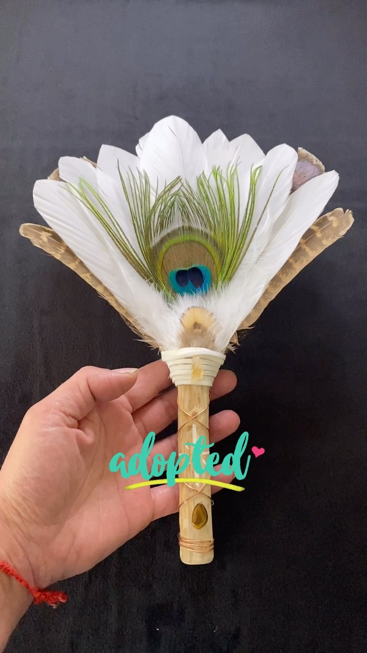 Le manque d’amour transforme les personnes, pour se protéger, éviter d’être blessées et montrer sa sensibilité, les personnes préfèrent (inconsciemment bien sûr ) être blessantes et piquantes pour repousser tout acte d’amour …comme si elles se punissaient et ne méritaient pas.
Cet Akawana va t’accompagner à adoucir ton coeur, à l’ouvrir pour laisser à nouveau entrer l’amour ..la rose est faite d’épines pour ce protéger mais sa beauté est sans pareille …
#blessure #blessureémotionnelle #blessures #change #changer #changersavie #coeur #sacrecoeur #amour #amour❤️ #ouvrirsoncoeur #aimer #aimerlavie #seproteger #pic #artisanatfrancais #artisanatfrancais🇫🇷 #blessuredecoeur #agressivité #loveyourself #reels #reelinstagram