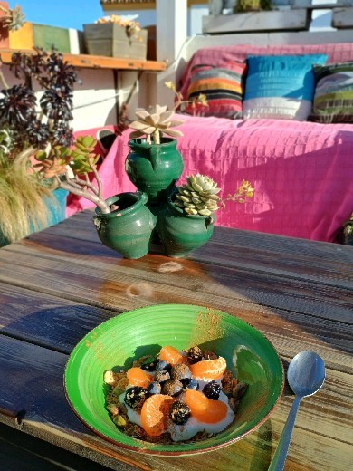A beautiful morning for breakfast on the roof terrace. Clear blue skies and no wind - but don't worry, it's coming later!
Come and join us. Still some availability in my favourite month of the year...... right now, May!
#roofterrace #breakfastontheterrace #tarifa #guesthousetarifa #guesthouse #highflyerskitehouse