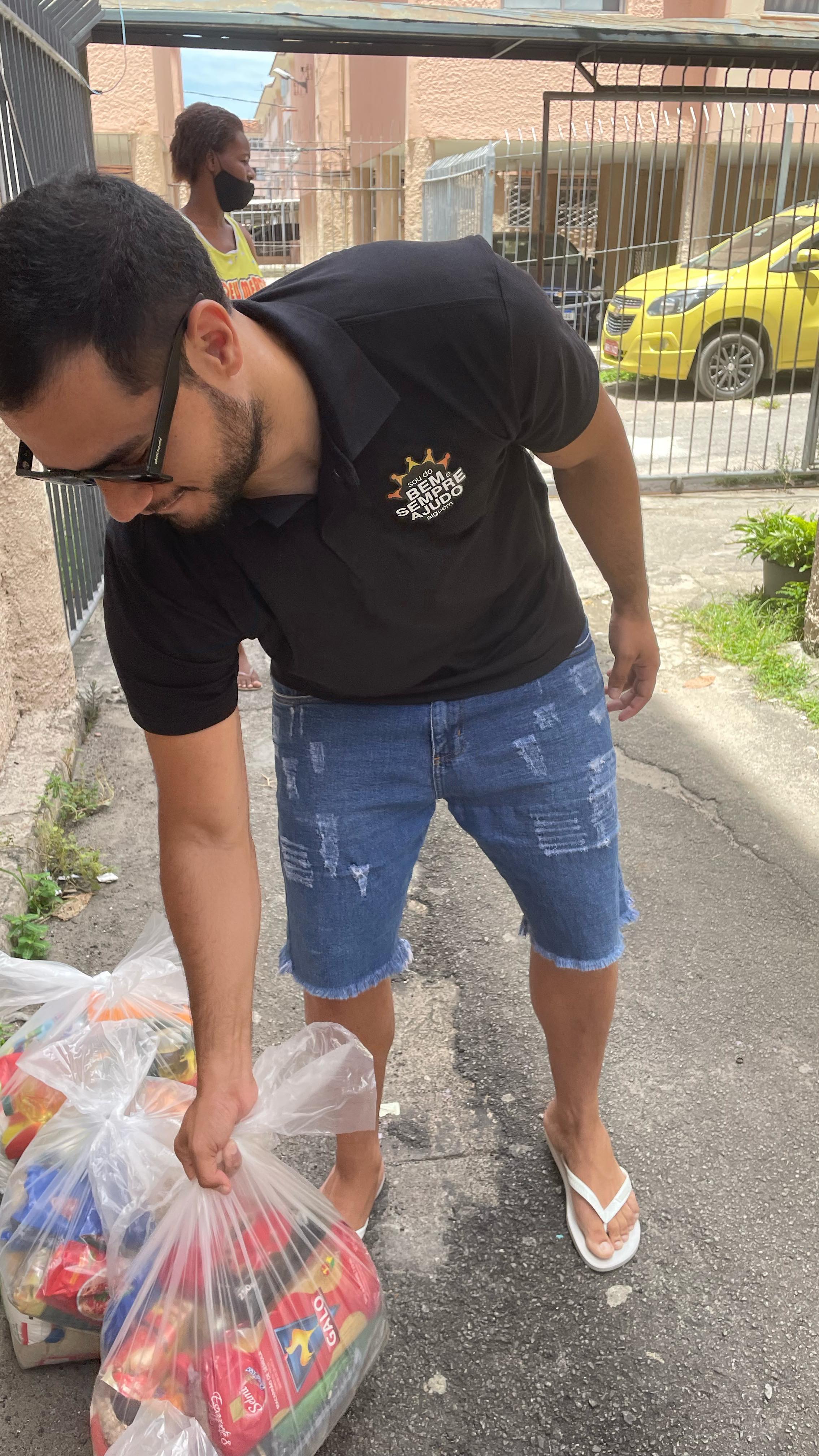 Última entrega do ano 🥺
A sensação é de dever cumprido. Também já dá pra sentir a expectativa do ano que se aproxima.
Concluímos dezembro em altíssima performance. Somente em dezembro, alcançamos o recorde de montagem de cestas básicas, promovendo auxílio a SESSENTA E NOVE FAMÍLIAS!
Muito obrigada a você que esteve até aqui com a gente 💙
Obrigada também à @bluxrio pelo lançamento da campanha “Black November Solidário 1 + 1”, vocês foram imprescindíveis pra que alcançássemos essa marca incrível nesse mês de dezembro 🙏🏻