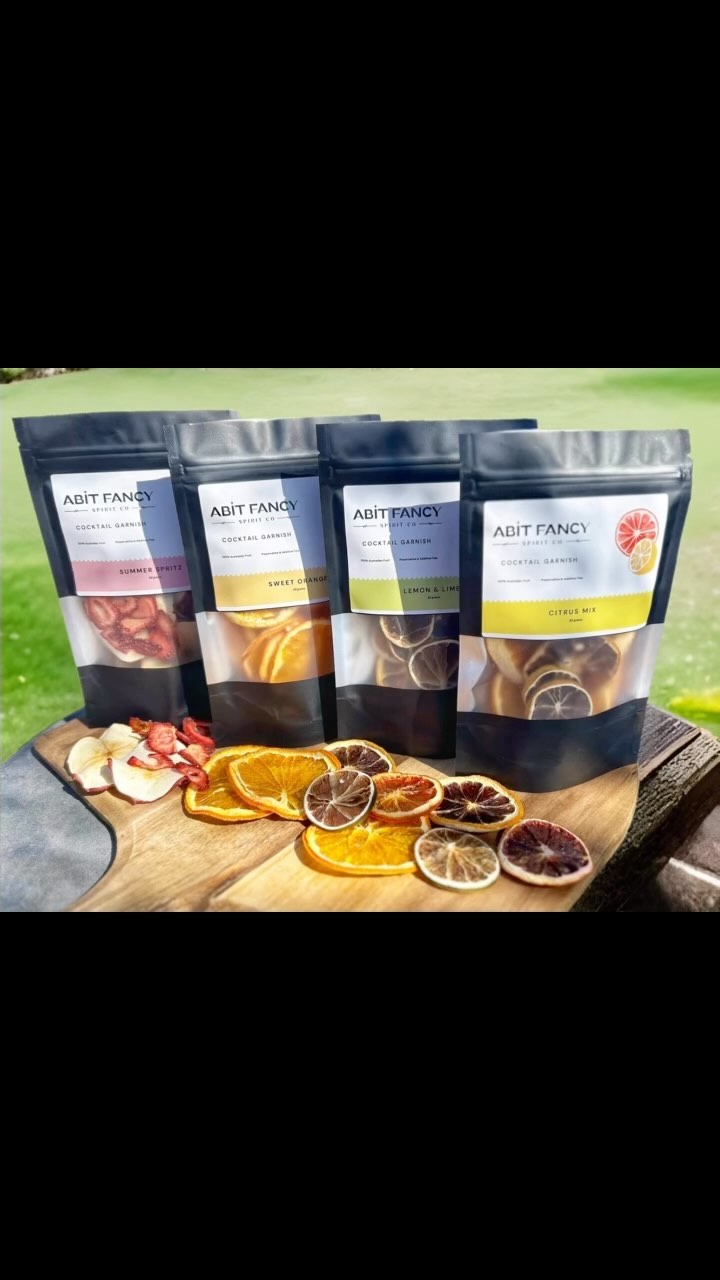 Cocktail garnishes are now available on our website 🥳
We use locally sourced fruit and our packs are preservative and additive free
4 varieties to choose from
🍋🍊🍓🍎
#gingarnish #cocktailgarnish #driedfruit #springcocktails #abitfancy #australiangin