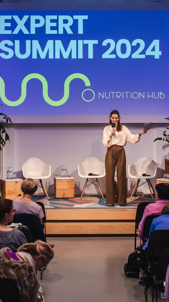 Der Nutrition Hub Expert Summit 2024 war voller Inspiration, Innovation und Gemeinschaft! 🌱✨
Wir sind mehr als nur ein Netzwerk – Nutrition Hub ist eine Bewegung, die Professionals aus ernährungsrelevanten Fachbereichen verbindet. 💜
Du bist Ernährungsexpertin und hast eine Ausbildung oder Studium in den Fächern Diätassistenz, Diätetik, Ökotrophologie, Ernährungswissenschaften, Ernährungstherapie, Ernährungsmedizin, Lebensmitteltechnologie, Lebensmittelchemie o.ä. abgeschlossen? Über den Link in der Bio erfährst du, wie du dem Nutrition Hub Expert Circle beitreten kannst. 🙌
Du bist keine Ernährungsexpert:in? Dann leg los und werde es! Ernährung ist DAS Zukunftsthema. Wir sind noch viel zu wenige und brauchen dich. 😉 Trag dich so lange für unseren Newsletter ein, dann erfährst du von unseren nächsten Events!
Gestalte die Zukunft der Ernährung mit uns! 💚