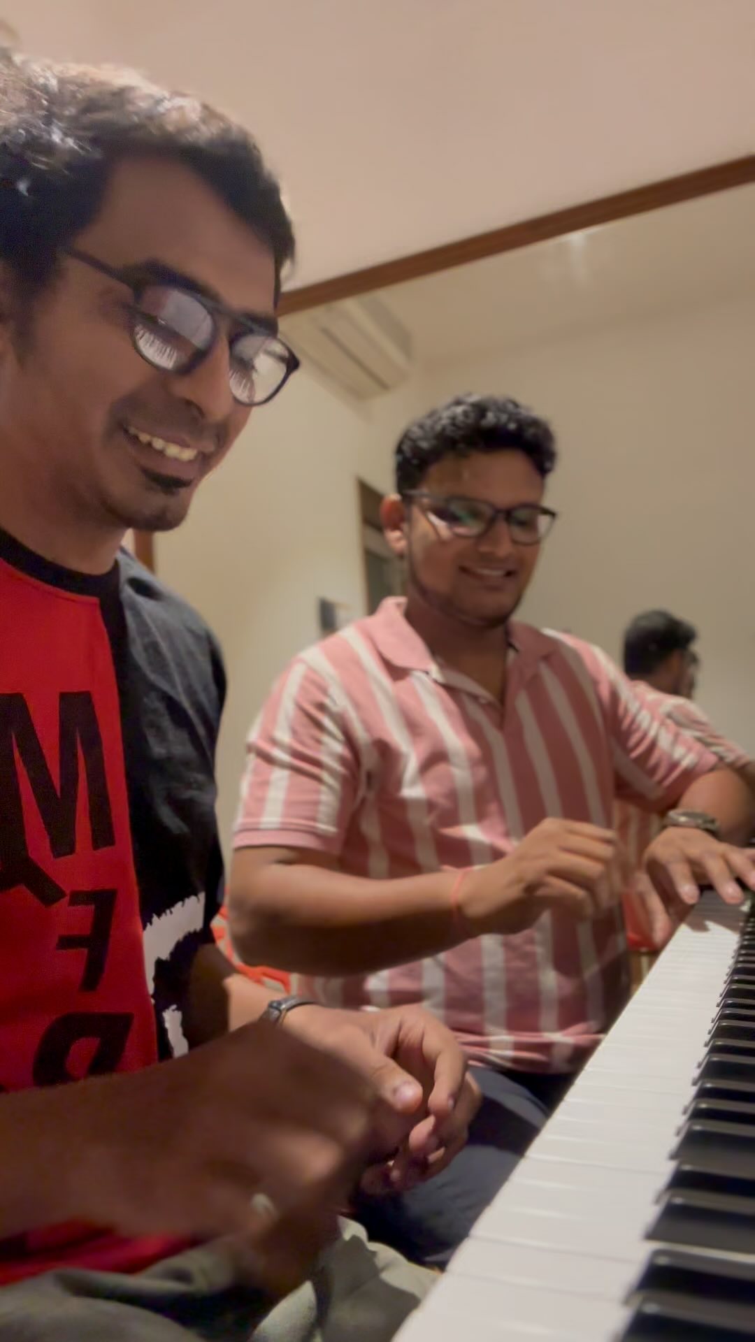 Refreshing morning starting with this beautiful Piano duo with my student Aadhi and we are playing “ Island in the Sun “ composed by Hans-Gunter Heuman (1955)
#pianoduo #pianoduet #student #pianoclass #piano #classicalmusic #classicalpiano