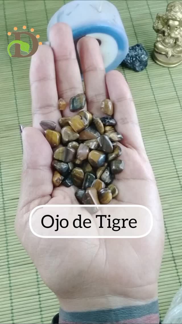 El ojo de tigre es una piedra semi preciosa que ha Sido muy importante en la historia:
* Los romanos la usaban para protegerse de sus enemigos en sus petos y escudos
* Los egipcios consideraban que tenía una energía de visión divina.
* En la edad media lo llevaban como amuleto contra brujería, demonios o mal de ojo.
* Se creía que aumentaba la inteligencia y la fuerza de quién la llevaba puesta.
* Es una piedra personal para el signo de Leo.
#ojodetigre #tigereye #pulsera #piedrasnaturales #joyeriaconsignificado #piedrasbuenavibra #cuidatuenergia