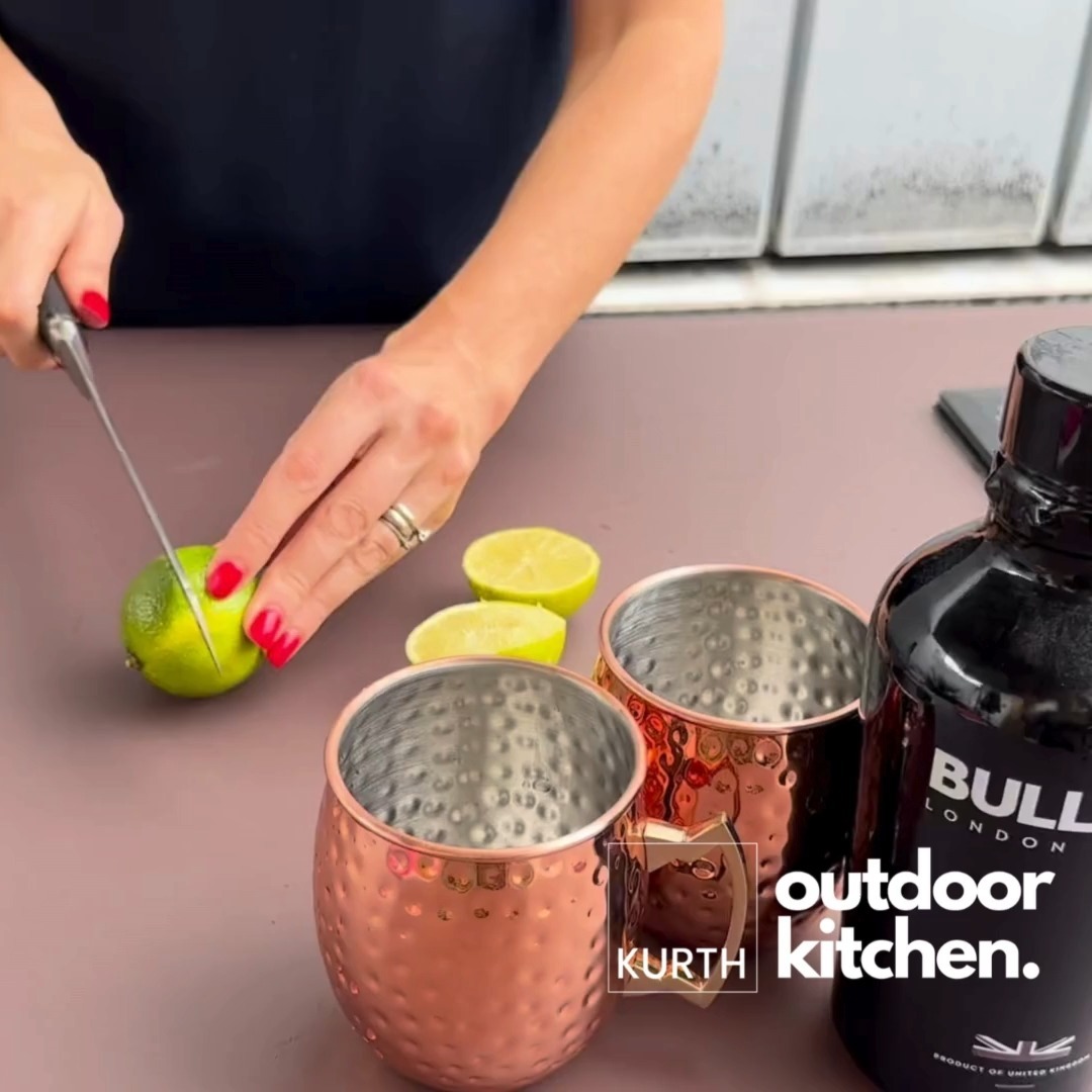 Die KURTH Outdoor Kitchen ist nicht nur richtig schön anzusehen - sie ist auch absolut pflegeleicht. Glas ist hygienisch und durch die glatte und porenfreie Oberfläche einfach zu reinigen. Deine Outdoor Kitchen sieht auch nach den wildesten Kochabenteuern immer aus wie neu. Überzeuge dich selbst und besuche unseren Showroom unter freiem Himmel in Zuchwil. Alle Infos findest du in unserem Shop: https://www.kurth-outdoorkitchen.ch/shop
#outdoorcook #outoorkitchendesign #swissness #glasamanufaktur #inspiration #grillsaison #sauberkeit #reinigung