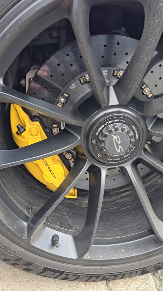Ceramic coated wheel and good technique, help keeps these wheels clean and looking there best
#deepclean #gt3rs #wheelcleaning #mobilevaleting #detailing