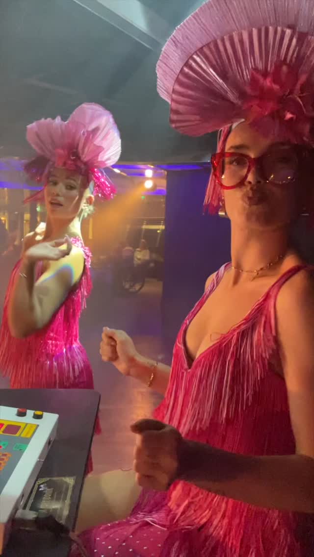 Hel aften med live underholdning!
Firmaarrangementer, fester i afdelingsstørrelse, julefrokost og sommerfester.
Sølv, Guld eller Diamantpakke
Kontakt os for at høre mere.