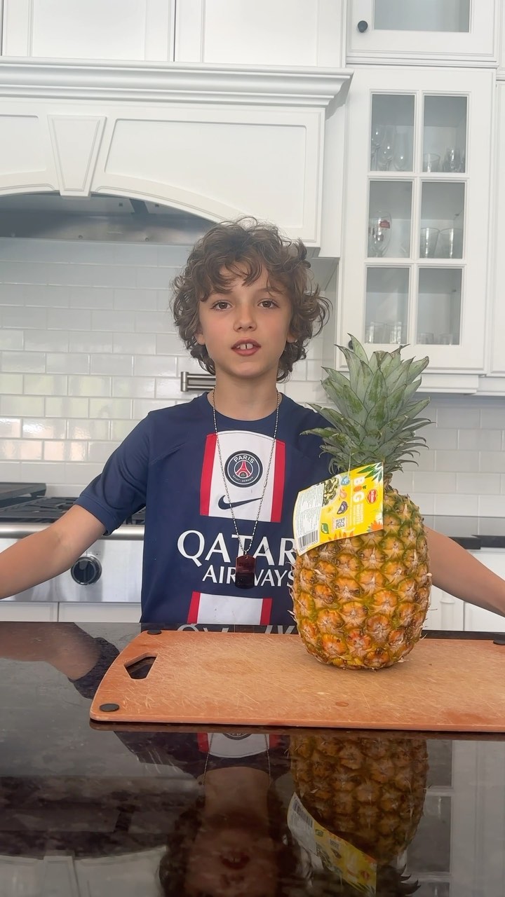 I’m testing out the pineapple 🍍 hack that I’ve been seeing on YouTube where you can eat a pineapple without a knife 🔪. Have you tried it yet? Check it out!
Chef 👨🍳 Marcello @mr.marcellob
#cucinakids #cucinakidscook #pineapple #pineapplehack #cuttingapineapple #kitchenhacks #funkitchenactivity #summerfun #kitchentricks #youtubehacks #reelsinstagram #kidsreels #foodreels #reelhacks