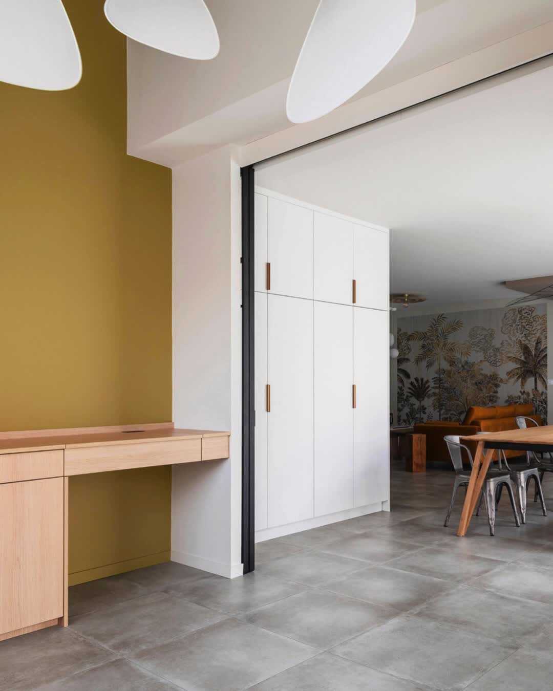 Rénovation complète du RDC pour cette maison contemporaine de bord de mer 🌊 🏖️💫
Découvrez l'une de nos dernières réalisations de rénovation, située sur la Côte de Jade, ou nous avons totalement repensé, agencé et décoré l'ensemble des pièces de vie de cette belle maison contemporaine.
Ici, focus sur la très jolie verrière en acier, dessinée par nos soins, qui vient délimiter les pièces et permettre de moduler les espaces selon les besoins. Traitée tout en finesse par @atelier_carno , elle apporte élégance et un cachet incontestable à l'ensemble de ce projet.
Crédits photos : @germain_herriau
#designdespace #interieurdesign #architectedinterieur
#interieurscreatifs #vertou
#decorationinterieur #nantes #saintbrevin
#renovation #rénovation #projetrenovation
#verrière #artdeco #verriereartdeco #agencementinterieur #agencementsurmesure #agencementmetal #portecoulissante #portecoulissanteverriere #decomoderne #porteverriere #interieurdesign #interiordesigner