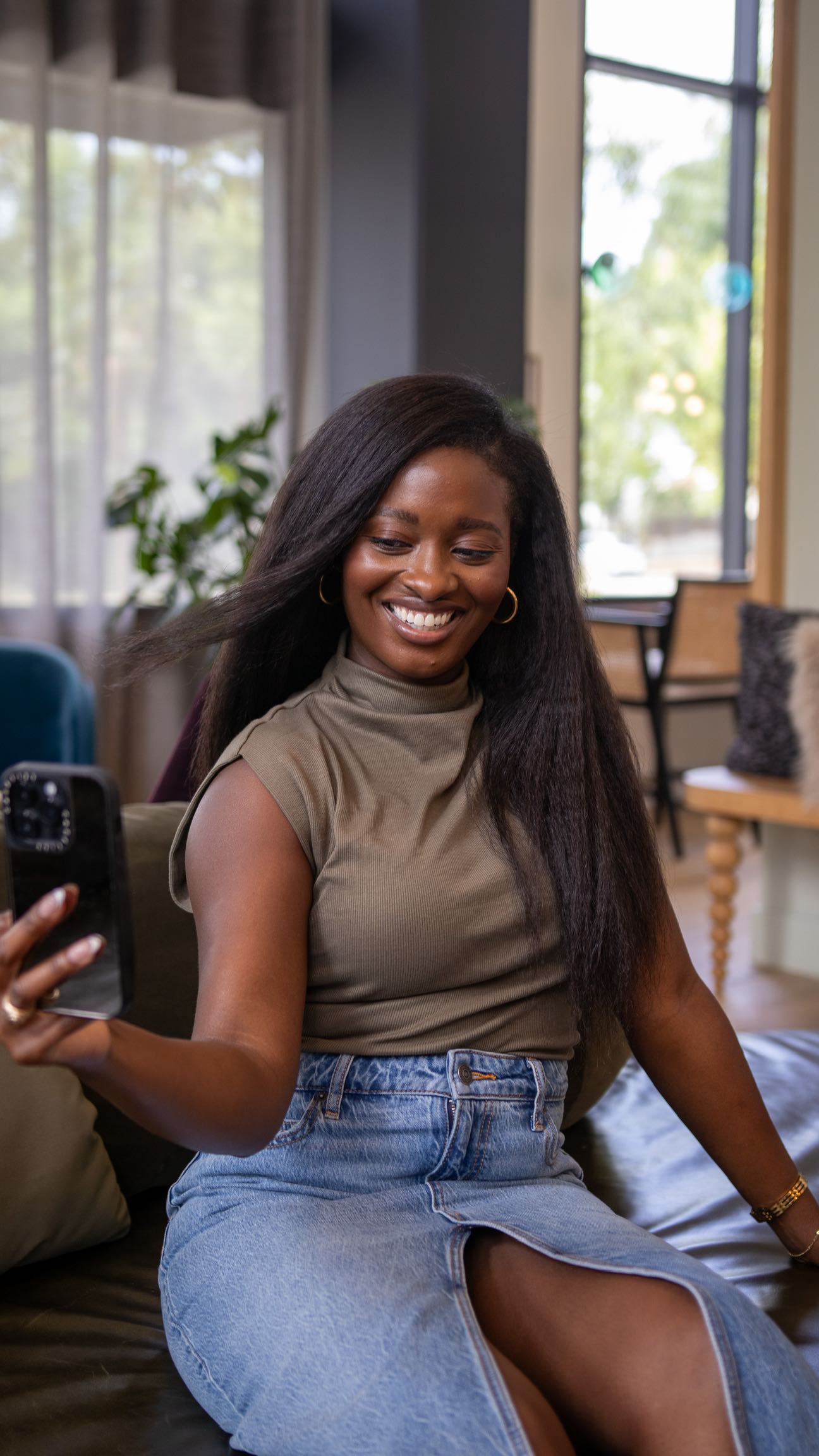 Alright girlies, let’s get into this Seamless Kinky Straight Clip-In takedown! 💁🏾♀️
They’re so lightweight, with a flat-lay magic that blends so good 🙌🏽 It’s giving straight from the scalp, even when the silk press isn’t super straight.
But truly our favorite part is you don’t even need the full set for this volume! Who’s here for that easy glam? 👀✨
Poll time: Have you tried seamless clip-ins yet?