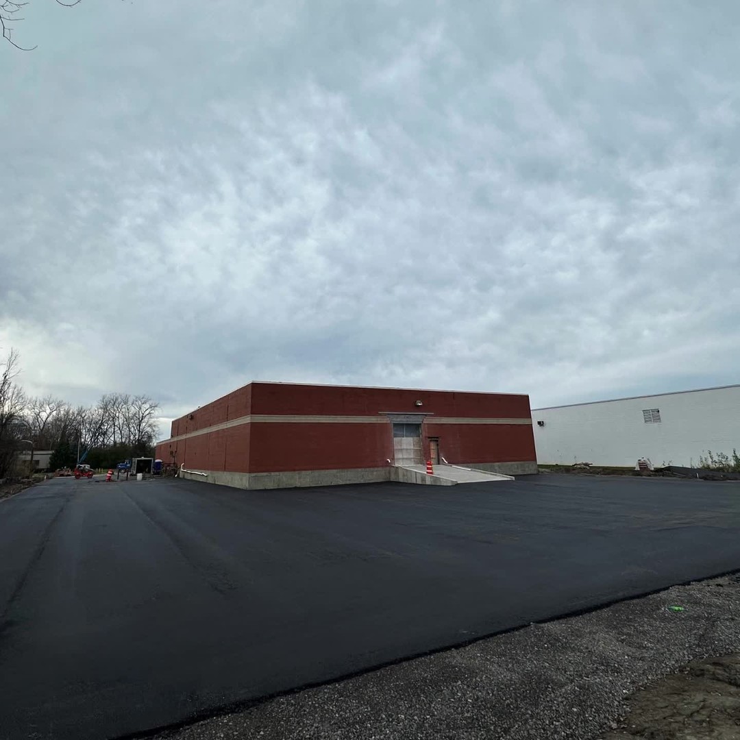 -> SEE THE DIFFERENCE WITH EARTH ROAD ASPHALT
Ever wonder why some pavements last longer than others? The secret is in the mix and the method. Earth Road Inc. Asphalt uses premium materials, advanced equipment, and undergoes rigorous testing, especially for Central New York’s challenging climate.
From seamless driveways to robust commercial spaces, see the difference high-quality asphalt makes. Visit us and experience first-hand how we leave no stone unturned in achieving superior results.
#HighQualityAsphalt #DurablePavement #EarthRoadDifference
CONTACT US FOR YOUR QUOTE TODAY!
315-253-9060
#AsphaltPavingCentralNY #Perfection
#Paving #Milling #Sealcoating #Striping
#AmericanAsphaltWorkers #AsphaltLife #KickingAsphalt!
#AsphaltPavingCentralNY
#madeinamerica🇺🇸 #CommercialPaving #residentialpaving
#blacktop #EarthRoadAsphalt
https://bit.ly/2PwFZoN
277 North St. Bldg. A Auburn, NY 13021