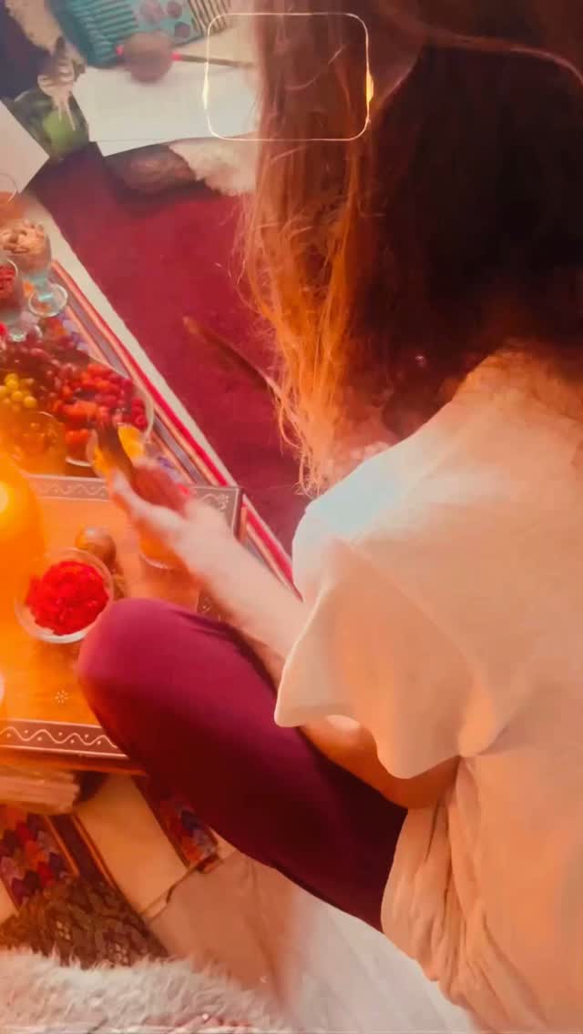 Siwar Q’inti Weekend 🌺
The last weekend, the hummingbird – the Siwar Q’inti – spread its wings over our hearts. With its lightness and gentle power, it reminded us of what we so often forget: True joy is the path to the Divine.
The hummingbird doesn’t fly in straight lines – it dances. And yet it knows only one true line: the one that leads to Yaya, the sacred source of all being. No detours, no searching. Just pure trust in the Now.
We shattered the old lie that we must retrieve lost parts of our soul. That something is missing.
No. You are not broken.
You were never separate.
In Yaya, you are always whole. 🌿
And so we sat in circle, held by the power of Yaya and His sky-bird, with open hearts and clear souls. We remember:
Lightness is not escape – it is the way.
Joy is not coincidence – it is truth.
And your soul?
It was never gone. It IS. Now. Here. Whole. 🌈
Thank you, Siwar Q’inti, for your medicine. For your song. For your gentle wingbeat that touches our hearts and calls us into awakening.
With love,
and gratitude to Yaya 💗
#siwarqinti #hummingbirdmedicine #whole #yaya #colibrí #joy #sacredjoy #soulpath #medicineoflight #youarewhole #love #god #heartmedicine #medicinewheel #greatspirit