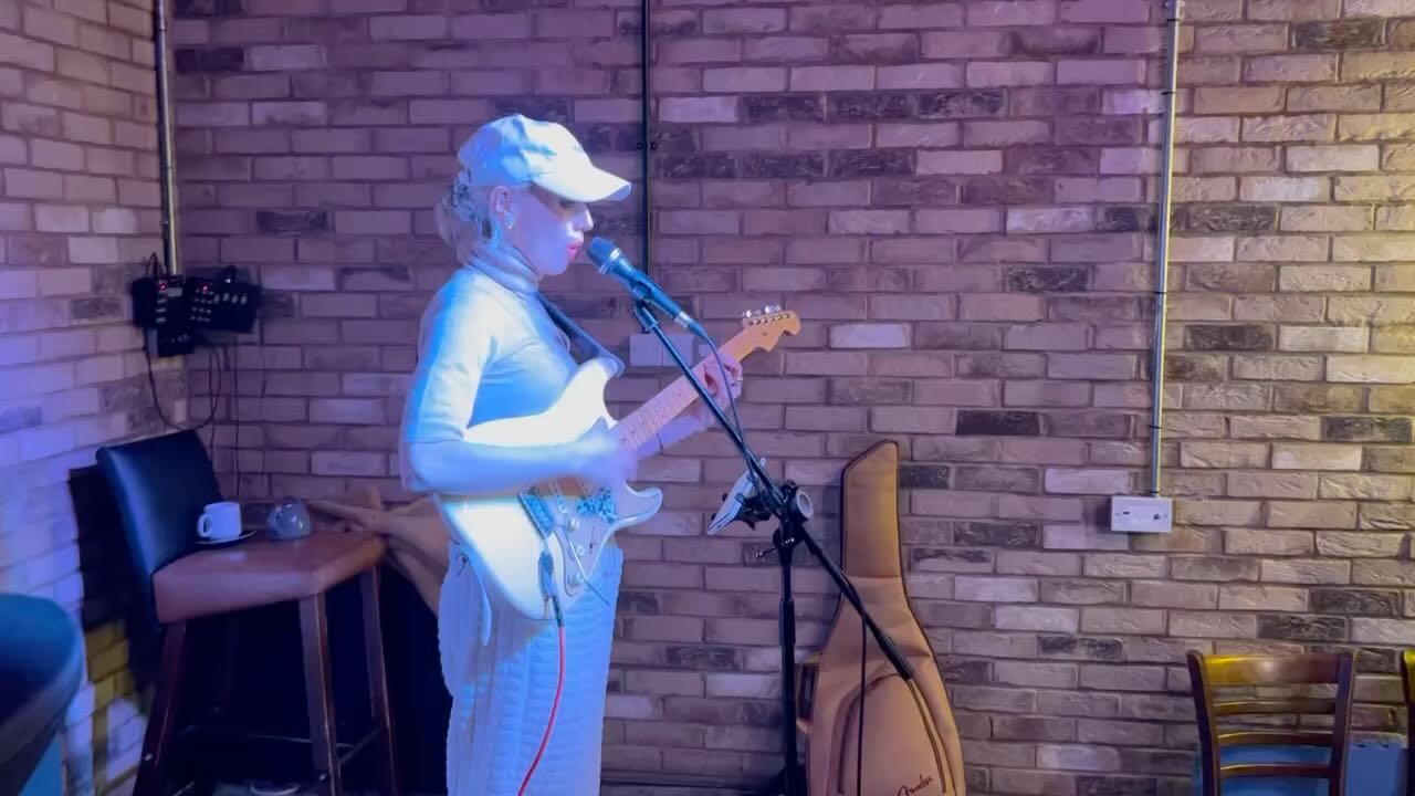 Gigging tomorrow @fourthievespub Clapham. 3:30pm.
Have you met JJ yet?? A hardcore minijammer. Www.bookwhen.com/minijam to book. Bring a baby & have a Friday Arvo glass of vino. See you there for some funk & soul. Oh & FYI JJ now runs seriously groovy classes for minijam & will be rocking her funky thing in tooting Friday mornings weekly from September. 🎸