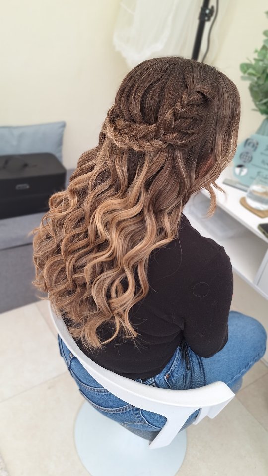 "My hair doesn't hold a curl...."
.
The most common thing people say to me when they sit in my chair... and then they tell me... wait... it lasted all day?!
Here's why!
- a curl isn't actually formed when you add heat, but when it cools down! This is the importance of letting curls cool whilst they form! Whether this be in your hand, in pin curls, or in rollers, curls NEED to cool in order for them to have that 'memory' of what they are supposed to be doing!
Tips on getting your curls to last
-most importantly - LET THEM COOL! Patience is key!
- use a heat protectant with added hold or a texture spray. This helps that curl hold on whilst it's formed, and then we can add high hold after!
- for thick, long, or heavy hair, allow for longer cooling, have some long layers added to your hair to help those curls not feel so heavy!
- for limp, short and fine hair, add a moousse, texture, or salt spray before blowdrying, always curl on base (90° angle to your head) for ultimate volume!
Other tips-
section neatly
If blowdrying into a curl, hair should be 80% dry, at least
Always use heat protectant
Did this help? Let me prove to you that your hair can hold a curl!
#bridalhair #sussexbridalhair #sussexweddinghair