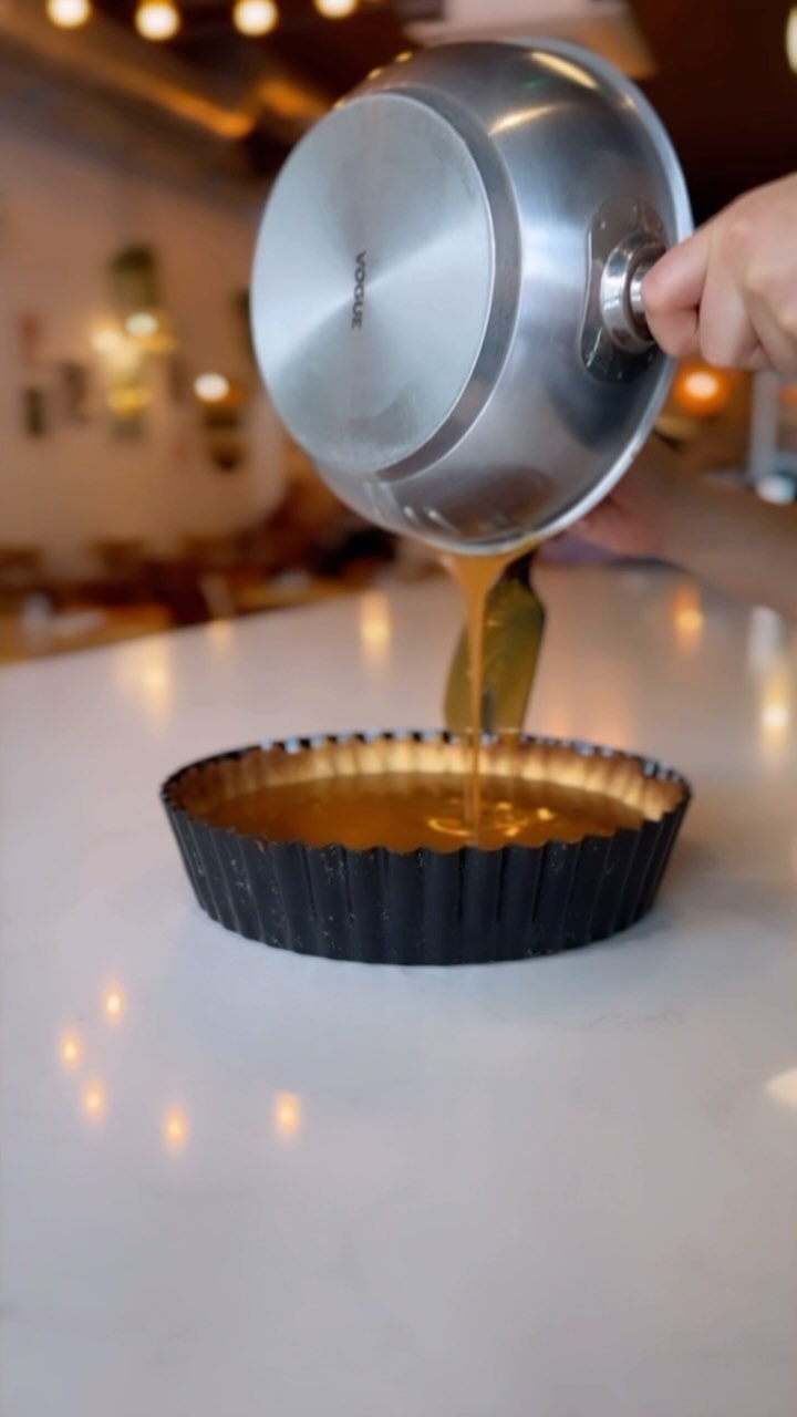 Beautiful, rich, indulgent, delicious, AMAZING - yes, that’s our salted caramel tart, made by the great @ca_england 🍰❤️
#maidenhead #restaurant #fresh #food #homemade #dessert #caramel #tart #delicious #beautiful