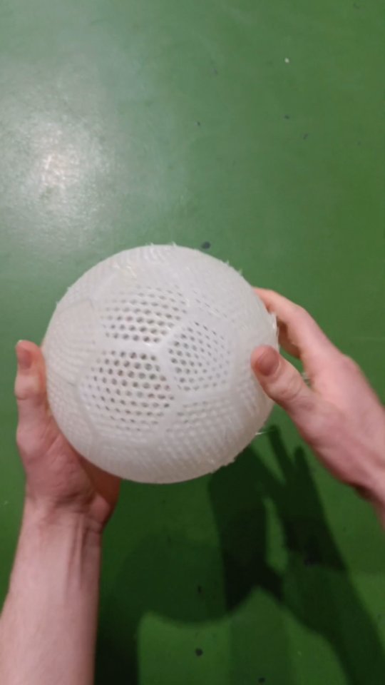"Is this the future of 🤾?"
#tvsolothurn #airlesshandball #handball #handballresin #håndbold