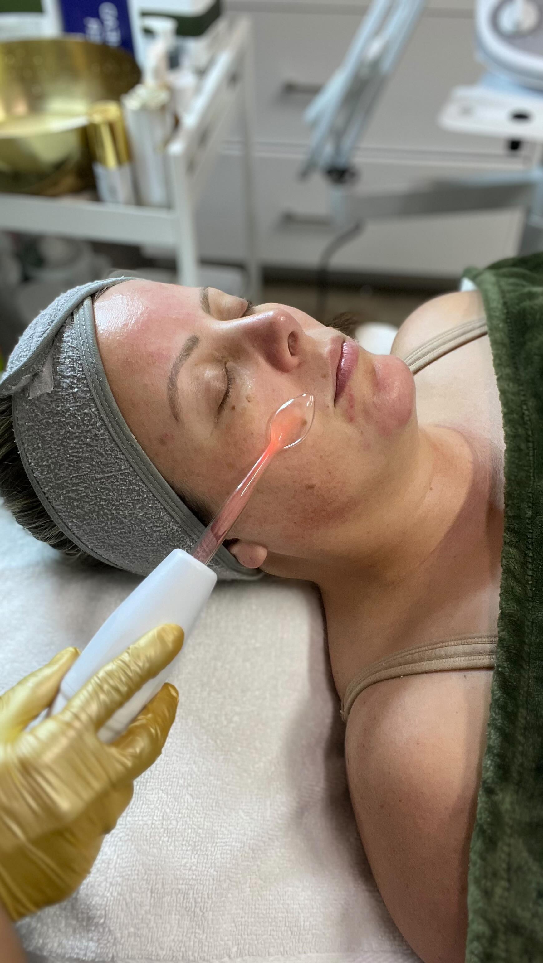 Spanish- Este tipo de tratamiento está incluido en mis faciales! Vengan a Fb beauty spa para una experiencia nueva fenomenal!
-Las máquinas de alta frecuencia no solo funcionan muy bien para tratar granos, sino que son excelentes para prevenir los brotes de acné, disminuir el tamaño de los poros, reducir la oscuridad e hinchazón debajo de los ojos y además calienta levemente el tejido de la piel ayudando a la penetración de los productos que apliques en ella.
English- This type of treatment is included in my facials! Come to Facebook beauty spa for a phenomenal new experience!
-High frequency machines not only work great for treating pimples, but are excellent for preventing acne breakouts, decreasing pore size, reducing darkness and puffiness under the eyes, and also slightly warms the skin tissue. Helps the penetration of the skin the products you apply to it.
-
-
-
#spa#beauty #beautytips #facials#treatments#treatments#lashes#lash#nails#skin#skincare#skincaretips