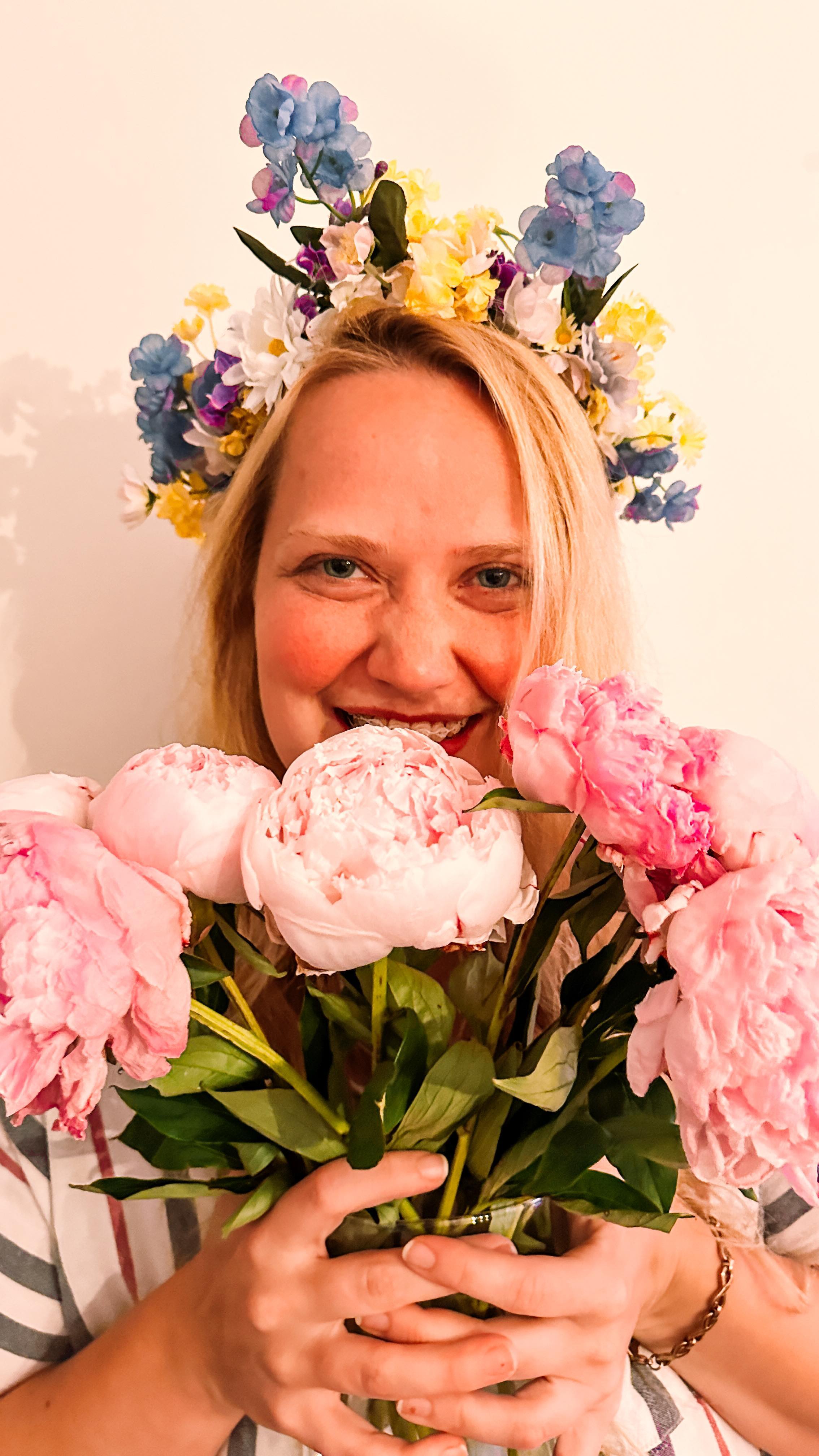 Midsommar Ă€r en av mina favorithelger, tĂ€tt följt av pĂ„sk och jul. Det har alltid varit en rolig tid Ă€ven nĂ€r saker och ting inte har gĂ„tt som planerat. Det hĂ€r Ă„ret var ett mindre firande pĂ„ grund av skolan och jobbet, men en glad sĂ„dan â€ïž
Bilderna Ă€r frĂ„n genom Ă„ren med de senaste frĂ„n idag. Glad midsommar till alla đșđđđ»âïž
#midsommar #sommartid #slowandsimpledays #gladmidsommar