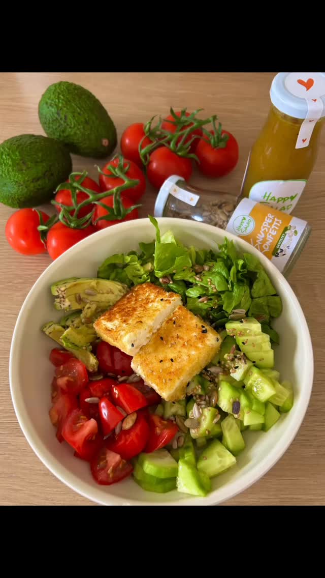 Wusstest du, dass unsere Salatdressings ohne künstliche Zusatzstoffe und ausschließlich aus natürlichen, hochwertigen Zutaten bestehen? 🌿🥗 Erlebe den echten Geschmack der Natur! Besuche unseren Shop und entdecke unsere leckeren Produkte unter www.happy-salad.de/happy-shop
Heutiges Rezept: 🥬 Gebackener Feta auf gemischtem Salat
Zutaten:
💚 Salat
💚 Gurke
💚 Tomate
💚 Avocado
💚 1 Pck. Feta-Käse
💚 3 EL Paniermehl
💚 1 Ei
Zubereitung:
-Den Salat waschen und das Gemüse klein schneiden.
-Den Feta-Käse in mundgerechte Stücke schneiden, zuerst im verquirlten Ei und dann in Paniermehl wenden. In einer Pfanne etwas Butter erhitzen und den Feta von jeder Seite goldbraun braten.
-Das Happy Salad Dressing und Happy Salad Knusper Konfetti deiner Wahl hinzugeben.
Schau für weitere leckere Rezepte gerne auf unserem Blog vorbei.
BE HAPPY & STAY HEALTHY 💚
#healthy #happysalad #Rezept #Ernährung #salatliebe #FrischeKick