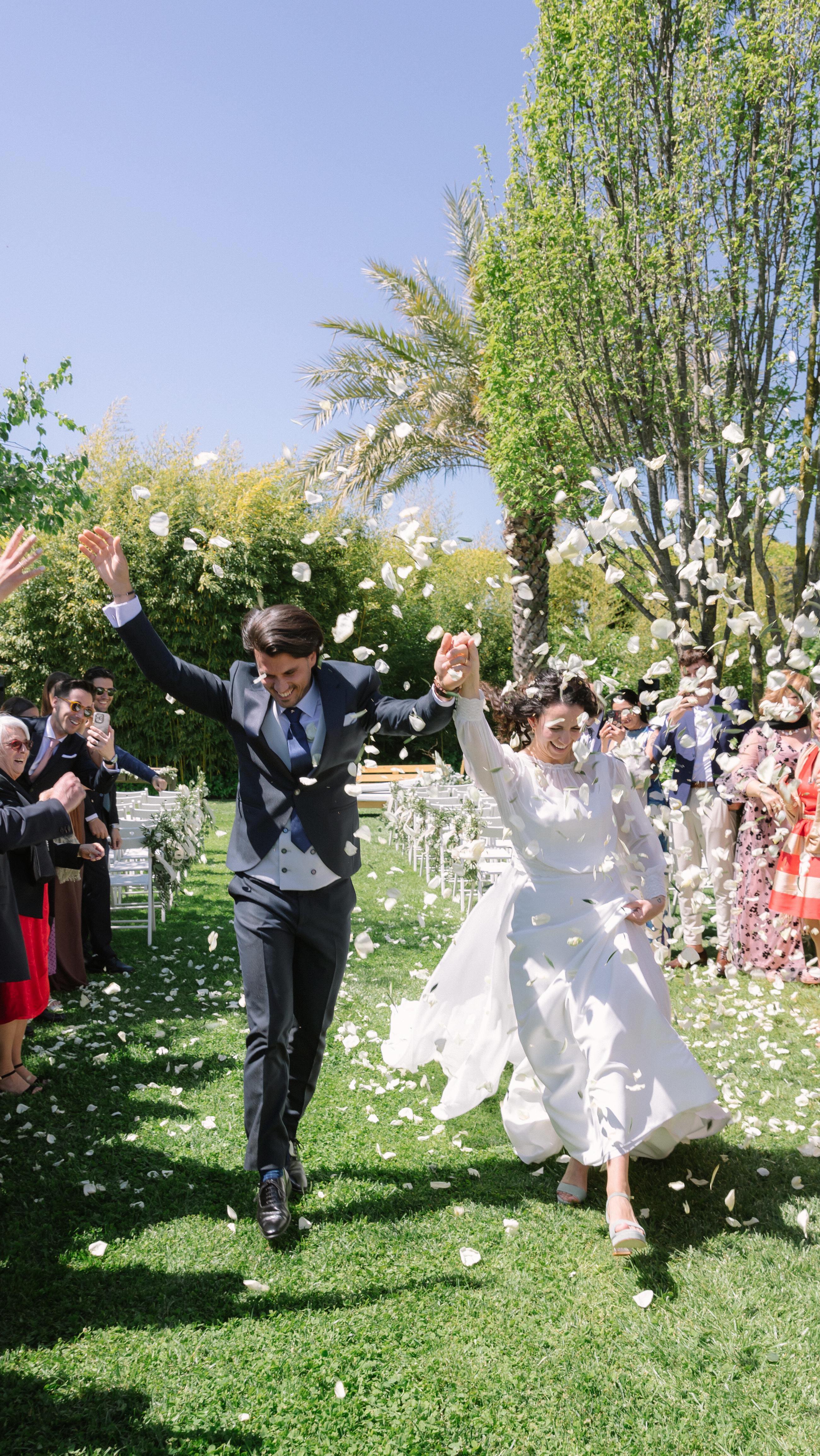 “¿Por dónde empiezo con Erika y Borja?
Desde el primer momento que nos vimos en una terraza cerca de su casa, supe que sería una boda especial. Fue una de esas parejas que te transmiten una energía increíble desde el primer contacto. Sencillos, transparentes, y con un sentido del humor que me hizo sentir como si nos conociéramos de siempre. Recuerdo que incluso tuvimos una pequeña discusión divertida sobre quién pagaba la cuenta... y como era de esperar, la insistencia de Erika ganó.
No tardaron en enviarme un mensaje confirmando que contarían conmigo para su día especial, y desde ahí, la conexión fue instantánea. Erika y yo compartimos una historia familiar similar que hizo que nos entendiéramos aún mejor.
El día de la boda, la complicidad fue total. Borja y su familia, al igual que los amigos y familiares de Erika, fueron increíbles. Es de esas bodas donde no solo estás trabajando, sino que también disfrutas cada momento como si formaras parte de su historia.
Este es el tipo de bodas que amo hacer: bodas de personas auténticas, donde te hacen sentir parte de su día de una manera tan especial. Claro, estoy trabajando, pero el ambiente hace que todo sea aún más significativo.
Podría hablar incansablemente de esta boda, pero no os quiero enredar. Espero que disfrutéis del tráiler tanto como yo disfruté capturando cada instante, Erika y Borja.
Gracias de corazón por permitirme acompañaros en este día tan único.
Finca: @maspalaublanes
Vestido: @andrealalanzaatelier
Traje: @aledonovios
Fotografía: @lacamaradepepe (gracias por la gran foto de portada)
Flores: @bluebell.decofloral
Maquillaje y peluquería: @tatianabesada.weddingstylist
DJ: @javiduomo
Music Band: @drumbaosmusic
#bridetobe #weddingblog #wedding #weddingvideography #weddingvideo #brides #purelove #lovestory #weddingplanner #videographer #matrimonio #weddingday #videography