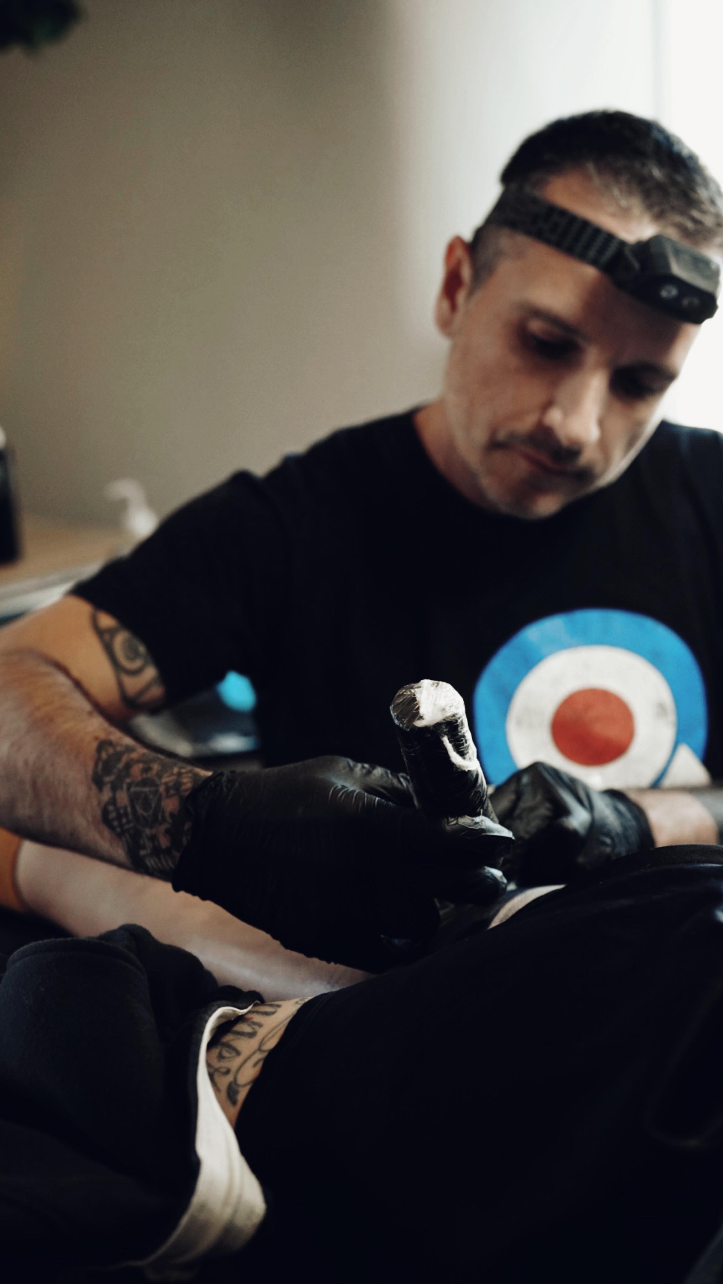 Guest artist @overmindink working on matching thigh adornments.
Always awesome having you at the studio! Until next time.
_________________
#tattoo #tattoos #inked #tattooed #geometrictattoo #albuquerquetattoo #denvertattoo #albuquerquetattoo #texastattoo #arizonatattoo #nevadatattoo #blackworktattoo #coloradotattoo #arizonatattoo #californiatattoo