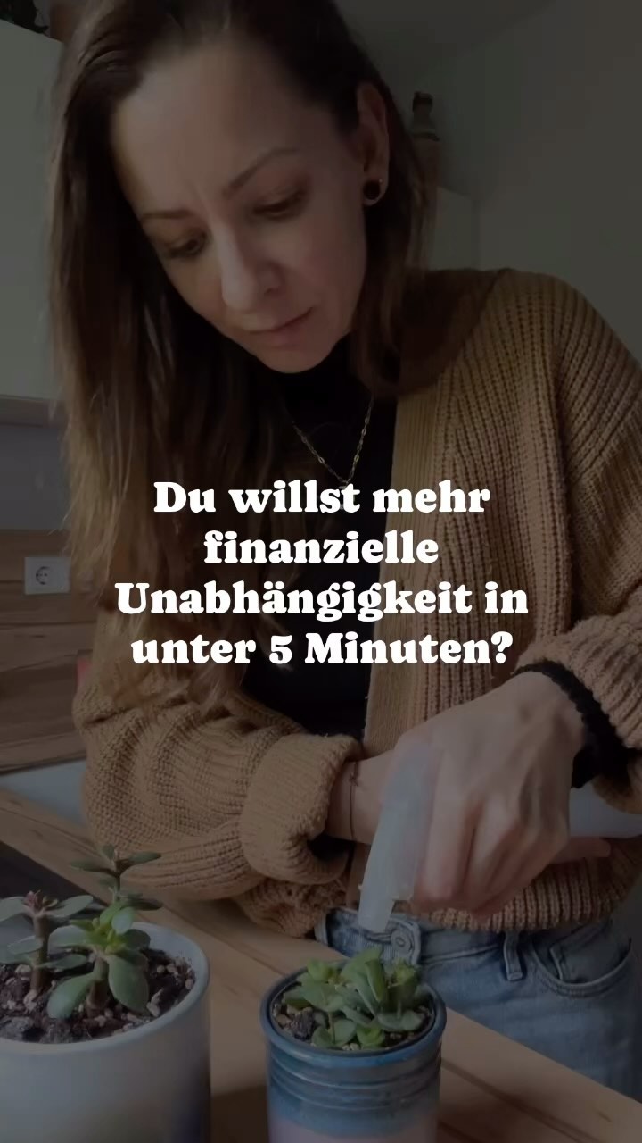 In unter 5 Minuten? 😳
Ja du hast richtig gelesen! 😁
Finanzen optimieren und sich dabei mehr finanzielle Unabhängigkeit zu erschaffen bedeutet nicht, stundenlang am Laptop zu verbringen und Zahlen zu verdrehen.
Setze einfach eine Kündigungsmail auf oder kündige dein Konto über deinen Onlinezugang und eröffne ein neues, kostenloses Konto mit teilweise sogar noch mehr Vorteilen bei einer anderen Bank.
VOILA! 💁♀️
„Na ganz so einfach ist das nicht! Was mach ich denn mit den ganzen Lastschriftverfahren und Daueraufträgen und überhaupt - WELCHE neue Bank soll ich denn wählen aus den 100?!“ 🤯
Auch dafür gibts natürlich eine schnelle LÖSUNG!
‼️ Aber zuerst - lass mir unbedingt einen Like da und FOLGE mir auf @level.up.your.money um keine Tipps mehr zu verpassen! 🫶🏼
Und jetzt zu deiner Lösung:
1️⃣ Deine Lastschriftverfahren melden sich ganz automatisch bei dir, wenn sie nicht mehr abbuchen können
2️⃣ Die meisten Banken bieten bereits einen kostenlosen Kontenumzug an. Sie stellen deine Daueraufträge ganz automatisch für dich um.
3️⃣ Welche Bank du wählst und ob sie auch wirklich kostenlos für dich ist hängt oft davon ab, ob du das neue Konto als Hauptkonto nutzt und regelmäßigen Geldeingang hast. Deshalb such dir maximal 3 bekannte Onlinebanken raus und lies dir die Bedingungen durch. Da steht alles drin.
Ich habe bereits mehrere Banken ausprobiert und war mit den gängigsten kostenlosen Anbietern immer vollkommen zufrieden. Du kannst also nicht wirklich etwas falsch machen! ☺️
Die gesparten 80€ (und in den meisten Fällen sogar weit mehr als 120€) kannst du dann völlig frei für DICH, deine ZUKUNFT oder eine tolle Reise verwenden.
UND DAS JEDES JAHR! 🤩
PSS: In den Links in meiner Bio empfehle ich dir meine absolute Lieblingsbank - damit kannst du dir das mühsame Raussuchen einer neuen, vertrauenswürdigen Bank sparen 😉
#finanziellefreiheit
#finanzenfürfrauen
#finanzenfüranfänger
#bank#konto#gebühren#sparen