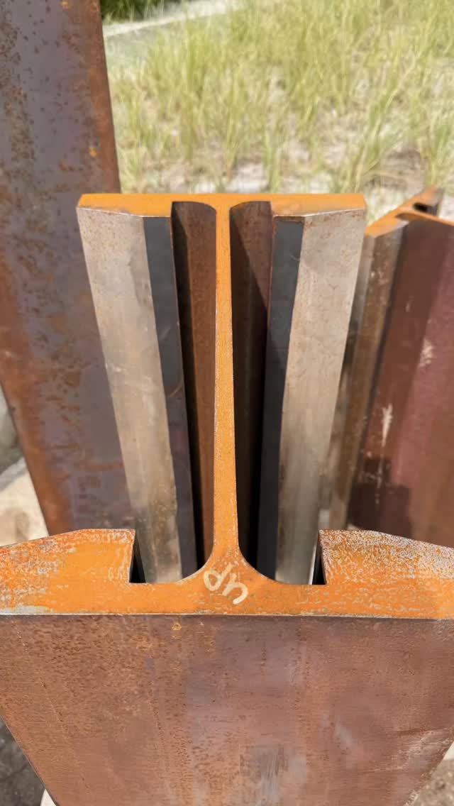 Where structure meets sculpture, and weather writes the finish…custom lighted art installation, in progress
.
.
#landscapedesi̇gn #greatclients #luxurylifestyle #archdaily #archilovers #coastalliving @ospreybarns #modernlandscapedesign #cortensteelart #landscapelighting #sculpture_art
.
.
Lighting Designer - @marras.curtis_lighting_design
Architect -
@andrewbartolotta_aia