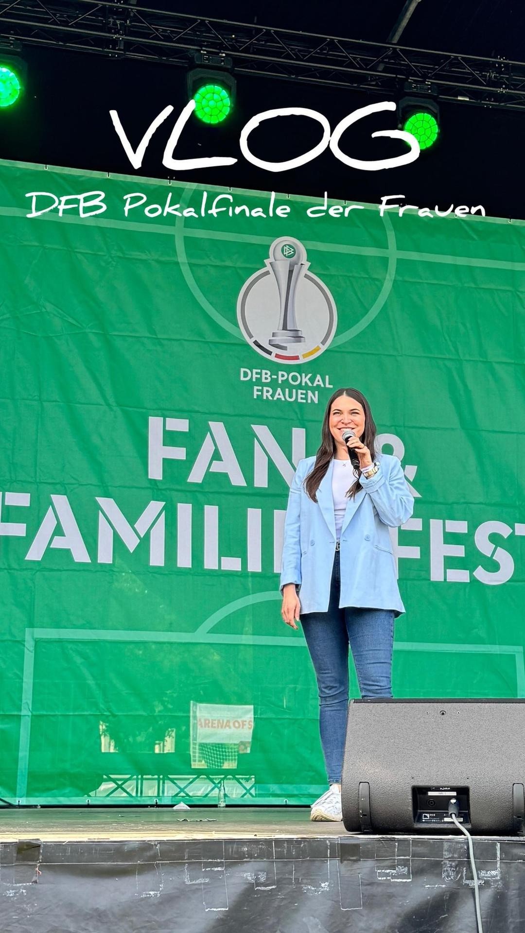Ich durfte dieses Jahr zum dritten Mal in Folge das Fan-& Familienfest vor dem DFB Pokalfinale der Frauen moderieren und dachte mir, ich nehme euch ein bisschen mit #vlog
Was niemand mitbekommen hat ist, dass es mir gesundheitlich leider gar nicht gut ging. Bin morgens mit richtig schlimmen Halsschmerzen aufgewacht. Super ärgerlich aber ich habe durchgezogen. Manchmal kann man es sich leider nicht aussuchen.
Gefallen euch solche Minivlogs?