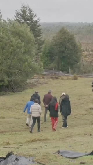 La preservación de la biodiversidad y la regeneración de los territorios son acciones fundamentales para enfrentar el cambio climático global. 🌡️🌱
En el contexto del Día Internacional de los Parques Nacionales, que se celebra mañana 24 de agosto, destacamos el compromiso de la Red de Turberas de Chiloé, integrada por ocho propietarios privados que protegen cerca de 1.000 hectáreas, incluyendo cuatro Santuarios de la Naturaleza. ⛰️
Su trabajo de preservación de las turberas y bosques nativos del Archipiélago hace frente a la escasez hídrica, protege ecosistemas y contribuye a disminuir los efectos asociados al cambio climático. 🌳
Un mundo sostenible es un desafío al cual organizaciones públicas, actores privados y la sociedad civil estamos convocados. El futuro de todos depende de la colaboración, nadie puede restarse. 🤝🏻🌎
#DiaParquesNacionales #Turberas #Chiloé