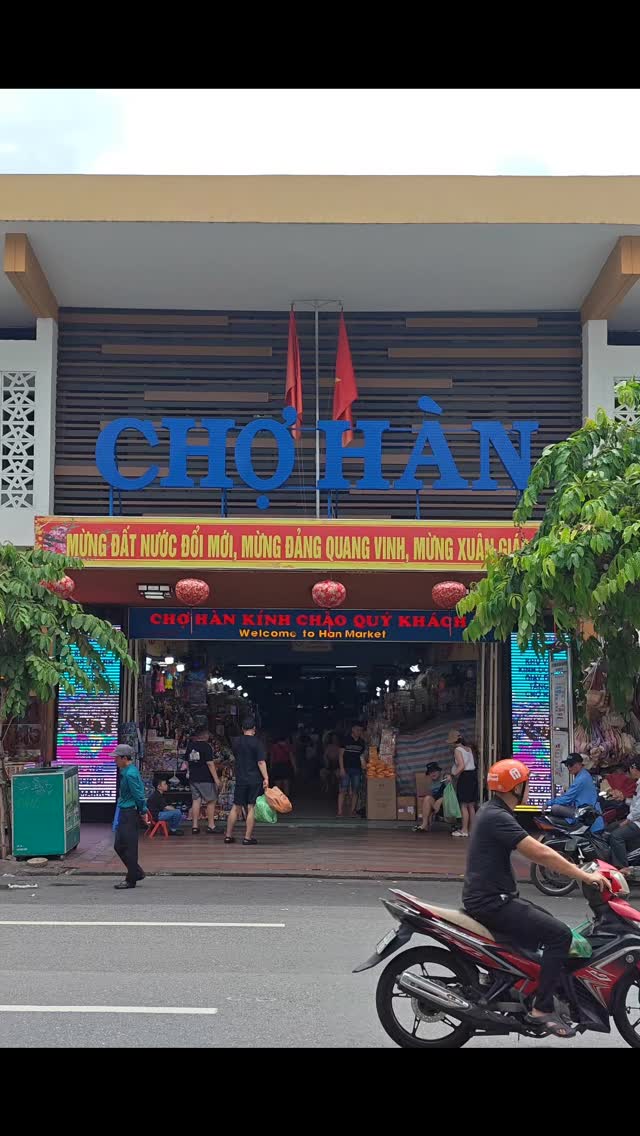 Cho Han @ Danang, Vietnam. Upper floor. The fabrics here are specifically for making Ao Dai, so there's not as much variety as Cho Hom and Cho Dong Xuan in Hanoi. Amazingly, they can complete an Ao Dai in just 30 minutes!
#travelvietnam