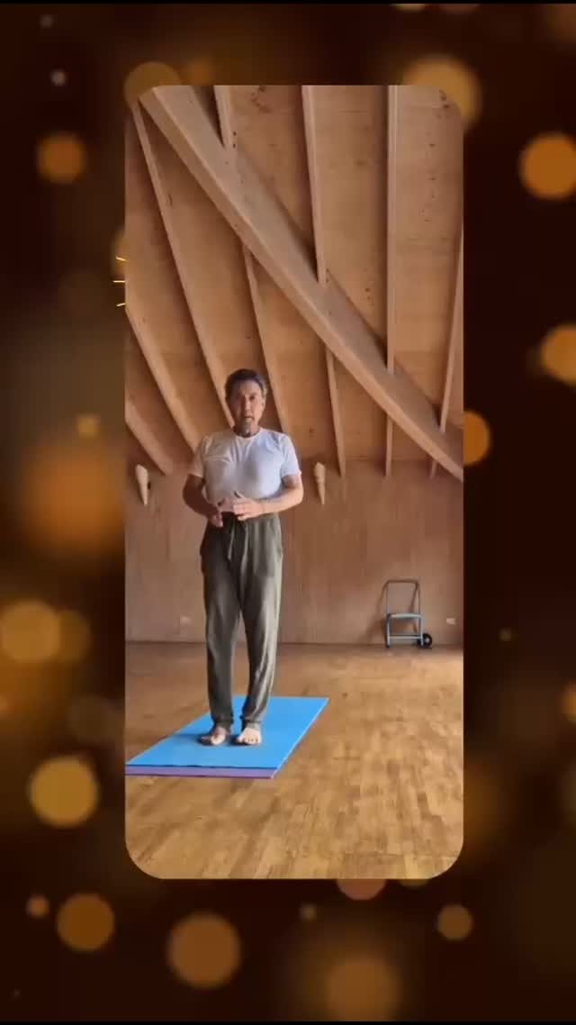 Hoy, como todos los años, el primer día comencé haciendo 108 saludos al sol. Sé que no es nada especial, especialmente en el mundo del yoga, pero cuando tienes 78 años y sigues, creo que demuestra que el yoga es para toda la vida. Hacer este ritual en Canal Om es un privilegio. Este mes de enero daré 2 talleres. Mira por favor www.canalom.cl Namakar!#canalom #yogashalachile #yogashaladegustavoponce ###