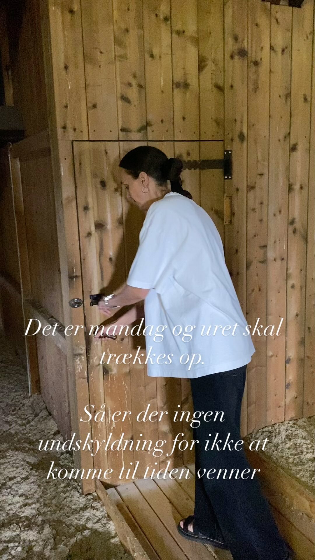 Så blev det mandag, og uret skal trækkes op.
Fun fact: da vi åbnede huset, blev det smukke gamle ur sat igang. Efter et par måneder var der lidt knas med det og vi måtte stoppe det. Hjælp blev tilkaldt, men eksperter i tårnure hænger ikke på træerne. Mens vi ventede på hjælp, kom folk ind fra gaden dagligt og mindede os om at uret var gået i stå. Det var noget rod og vi fik skyld for at folk kom for sent på arbejde 😏. Hjælpen kom, uret blev skilt ad, renset og afleveret med beskeden” så kan det gå 100 år igen” 💫