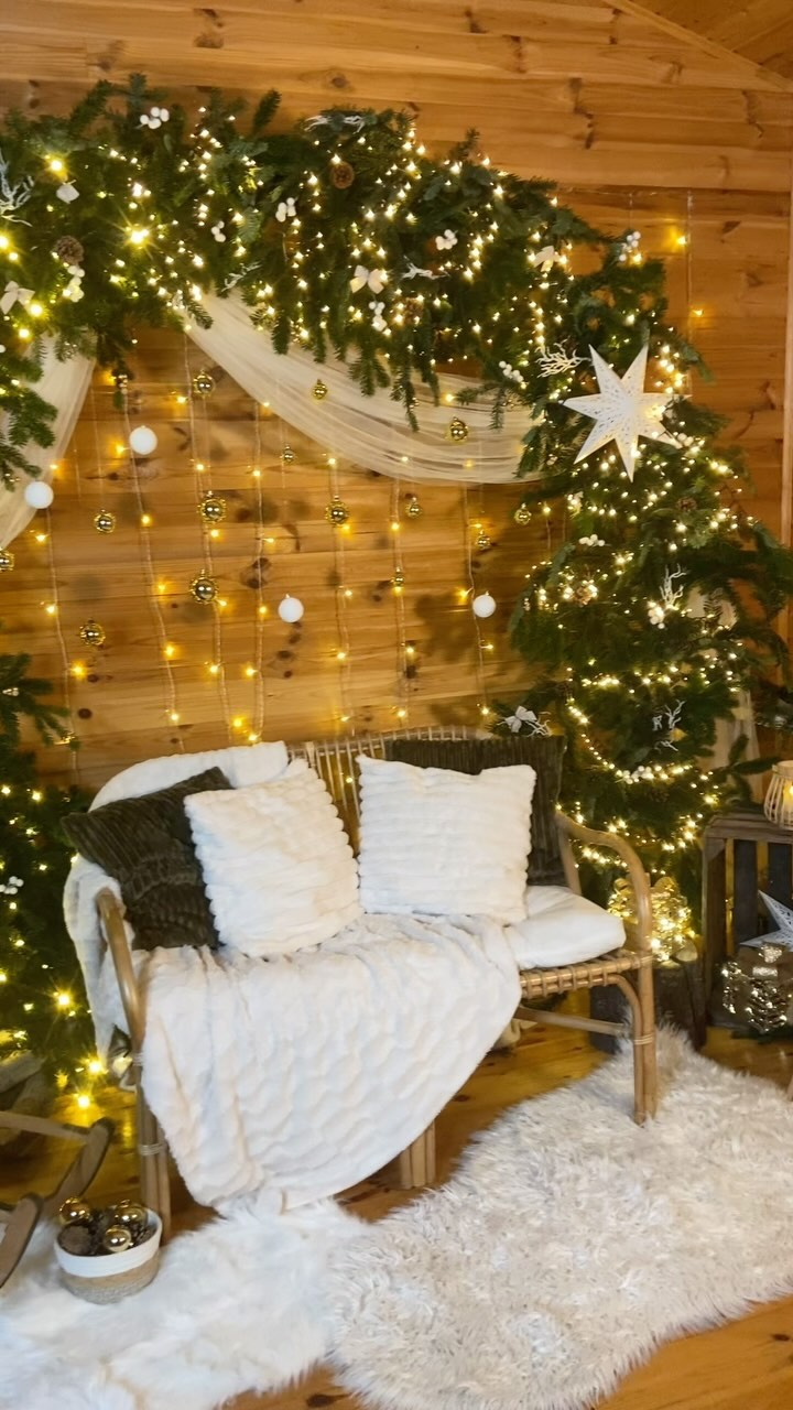 Tadaaaaaaam 🌲🤩
Le décor de noël est en place !!!
J’ai si hâte de vous recevoir dans ce nouveau décor et j’espère de tout cœur que cela vous plaira 😍 !!!
Merci infiniment aux petites mains de @meganegraindorge_photographie pour son aide lors de cette installation de décor et d’arche 🌲Une première pour nous 😮💨!
Merci également à ma famille et mon chéri pour votre aide et votre soutien précieux, à @rose_boheme pour les branches de sapin, et à @poppy.et.daisy pour la location de certains éléments de déco et pour l’arche, mais également au @gitesdespalombes pour son chalet 🤩 #arche #minisessionnoel #photographemontauban #miniseancenoel #leslysouletphotographe