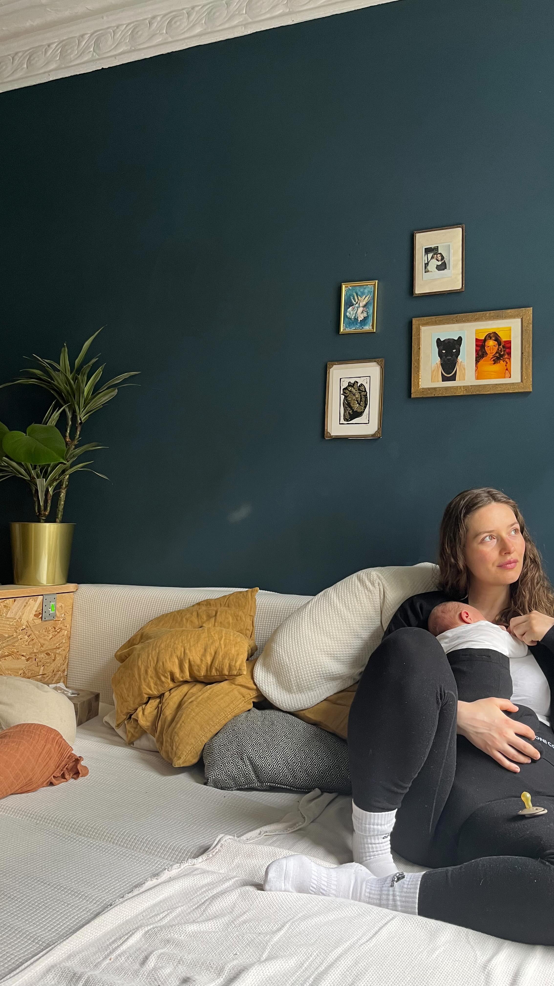 wochenbett du bist so weich
alles fließt
klebrig süße wangen auf mir
im nebel wörter verdrehen und alles verschwimmt
tränen wollen geweint werden und sie dürfen
wochenbett du bist so weich und so hart
so zart und kraftvoll
so schmerzhaft langsam und schnell
voller staunen und auch sorgen
so lustig, berührend
so viel liebe, dass es angst macht
so viel bedürftigkeit
erste momente, heilung, ankommen
üben, ausprobieren, bemuttern und bemuttert werden, verletzt sein, verletzlich sein
fragen stellen und wieder alles vergessen
zuversichtlich sein, vertrauen schöpfen und dann ist doch alles anders
erschöpfung
mutter sein von einem Moment auf den anderen
nicht wissen wie das geht und irgendwie klappt es doch
irgendwie doch wissen
nur nicht bewusst
PS: pizza und sushi
ende
🌸
#wochenbett #aprilbaby #stier #neo #babyboy #mutter
#postpartum #postpartumfeelings #stillnebel 🤪🙏🏻❤️
@maltekarre