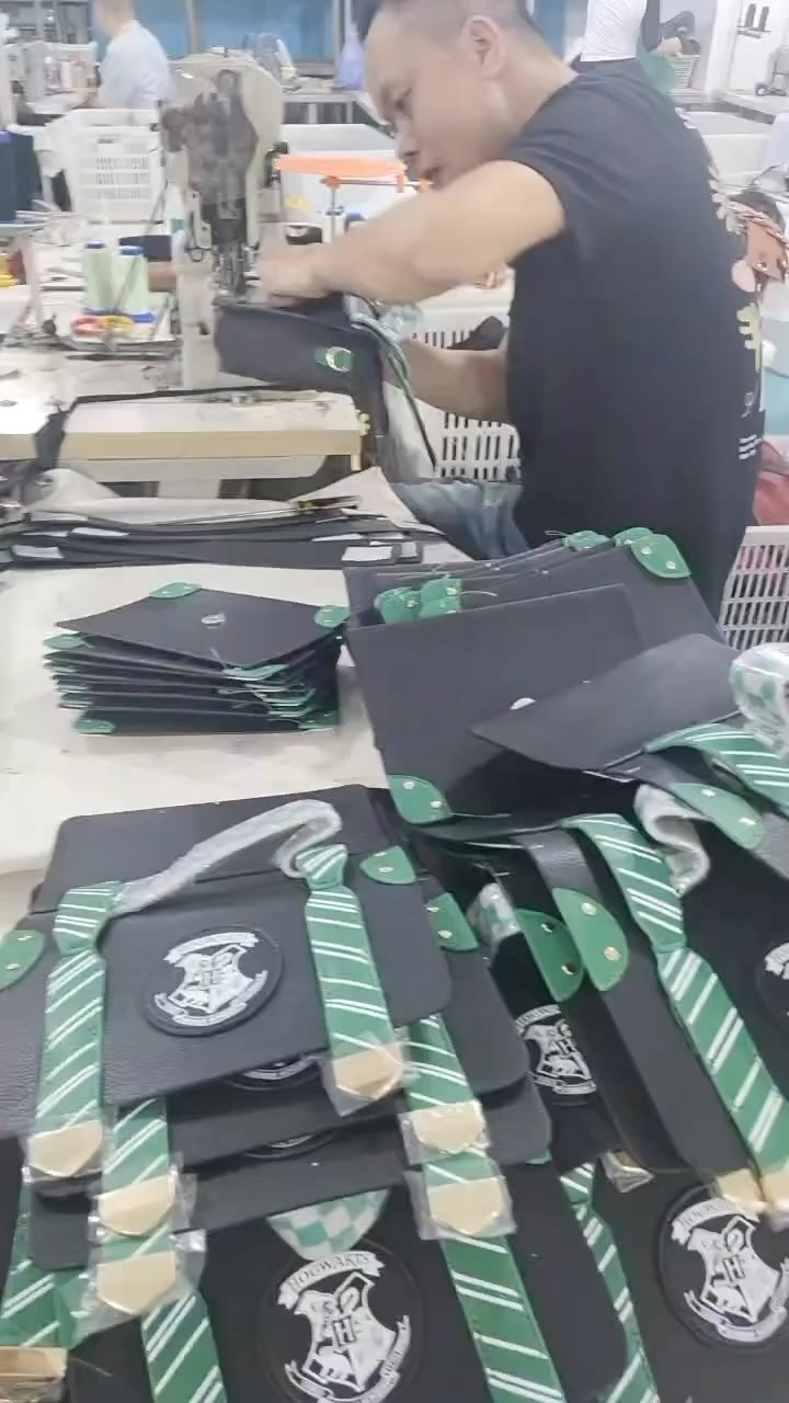 Backpack making process
#oukalondon
#fashionfactory