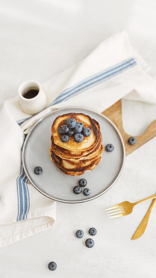 Ar žinai visas raugo paslaptis? 🤫
Jei iki šiol savo raugo likutį išpildavai į šiukšlių dėžę ar kaupei šaldytuve ir vėliau jį išmesdavai, mes tau turime gerą žinią! Raugo likutis yra ne mažiau vertingas ir naudingas už patį raugą, kurį gali sunaudoti savo kepiniuose.
Tad, jei dar neragavai šių 🥞, garantuojame, jie bus naujas skaniausias tavo ir tavo šeimos savaitgalio pusryčių pasirinkimas. Geriausia dalis ta, kad šiems blynams, taip pat, naudojamas raugo likutis. Blyneliai tampa purūs (savo tekstūra šiek tiek primena amerikietiškų blynų variantą), lengvi, su trupučiu gaivos netikėtumui 🍋
Receptą rasi žemiau ⤵️
Būtinai privalai išbandyti!
Reikės:
- 2 kiaušinių
- 250 g raugo likučio
- 245 g pieno
- 60 g graikiško jogurto
- 180 g kvietinių miltų (galima maišyti su spelta ar pilno grūdo)
- 4 g vanilės ekstrakto (pasirinktinai)
- 56 g sviesto
- 2 a.š. kepimo miltelių
- 5 g druskos
- 50 g cukraus
- pusės citrinos sulčių
- sezoninių vaisių, uogų, klevų sirupo pateikimui pagal poreikį
Gaminimo eiga:
1. Kiaušinių trynius atskiriame nuo baltymo. Šluotele švelniai sujudiname trynius, supilame raugą, pieną, jogurtą, vanilės ekstraktą (jei naudojama), išspaudžiame citrinos sultis. Gerai išplakame.
2. Atskirame dubenyje sumaišome miltus, kepimo miltelius, cukrų ir druską. Viską suberiame į mišinį su raugu ir gerai išplakame, kad neliktų sausų miltų. Į masę supilame ištirpintą sviestą ir plakame kol sviestas gražiai įsimaišys. Tešlą paliekame ilsėtis apie 15-30 min.
3. Kad blynai būtų dar lengvesni, išplakame likusius kiaušinio baltymus iki standžios masės. Tik atsargiai, neperplakti. Baltymą švelniai įmaišome į tešlą.
4. Įkaitiname keptuvę iki vidutinio karščio, įdedame šiek tiek sviesto ir kepame blynus iš vienos pusės apie 3-4 min. kol paviršiuje susidarys burbuliukai, o kraštai šiek tiek paruduos. Tuomet apverčiame kitą pusę ir kepame dar apie 4 min. kol gražiai paruduos.
5. Blynelius pateikiame su mėgstamais vaisiais, uogomis ar klevų sirupu 🫐🍓🍯
Skanaus!