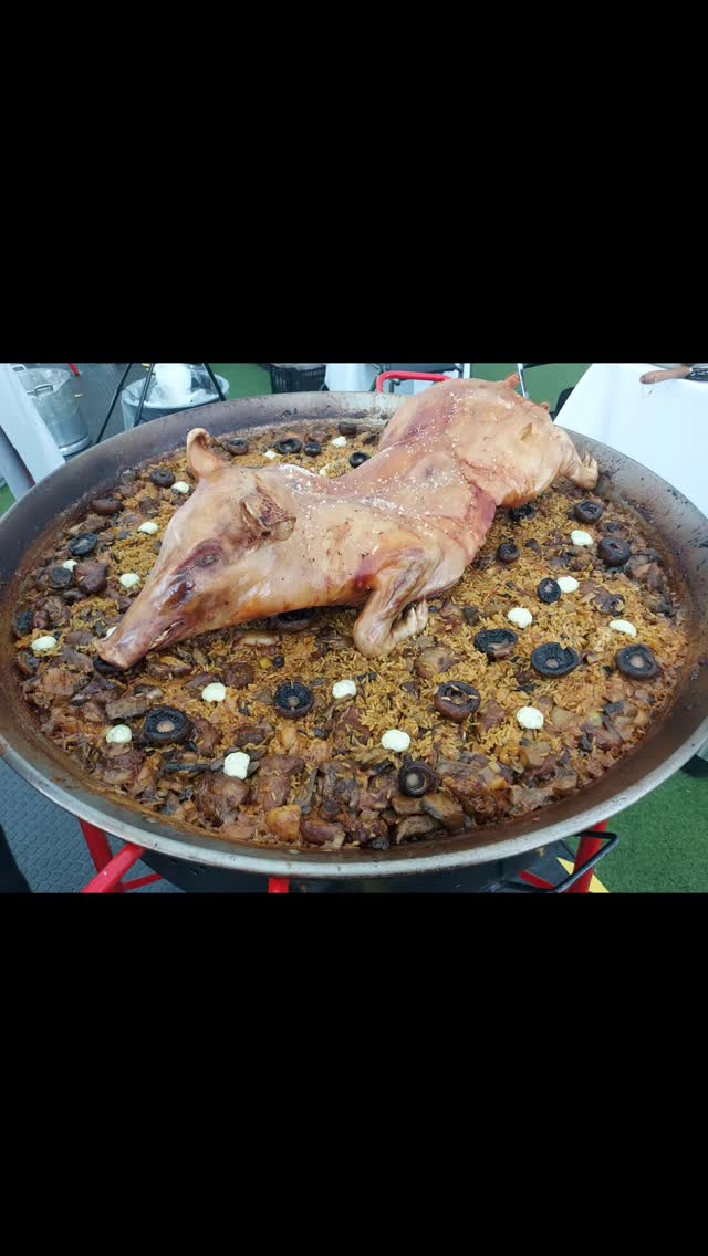 Asi salio la de Paella Masters ... costillas de cerdito adobadas, romero, alcachofas, pedro ximenez y azafrán. Una barbaridad.
Ah si, se me olvidaba que le pusimos una corona de lechón encima.
Una cosita pues... xreo que gustó, se acabó rapidito.